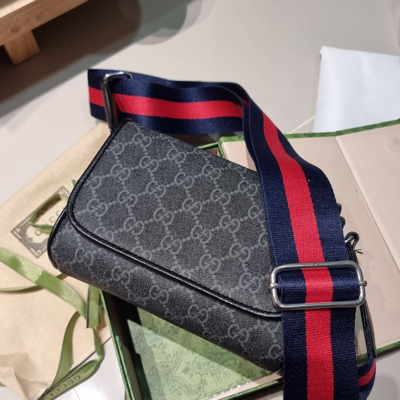 GUCCI GG Black mini bag กระเป๋าครอสบอดี้ที่สะพายได้ทุกโอกาส สีดำคลาสสิก กว่าสีนี้จะมาคือรอนานมาก เป็นหนึ่งสีสุดฮอตที่หายากสุดๆ มาในรุ่นสปอร์ต ทรงกะทัดรัด ขนาดกำลังดีพกพาสะดวก