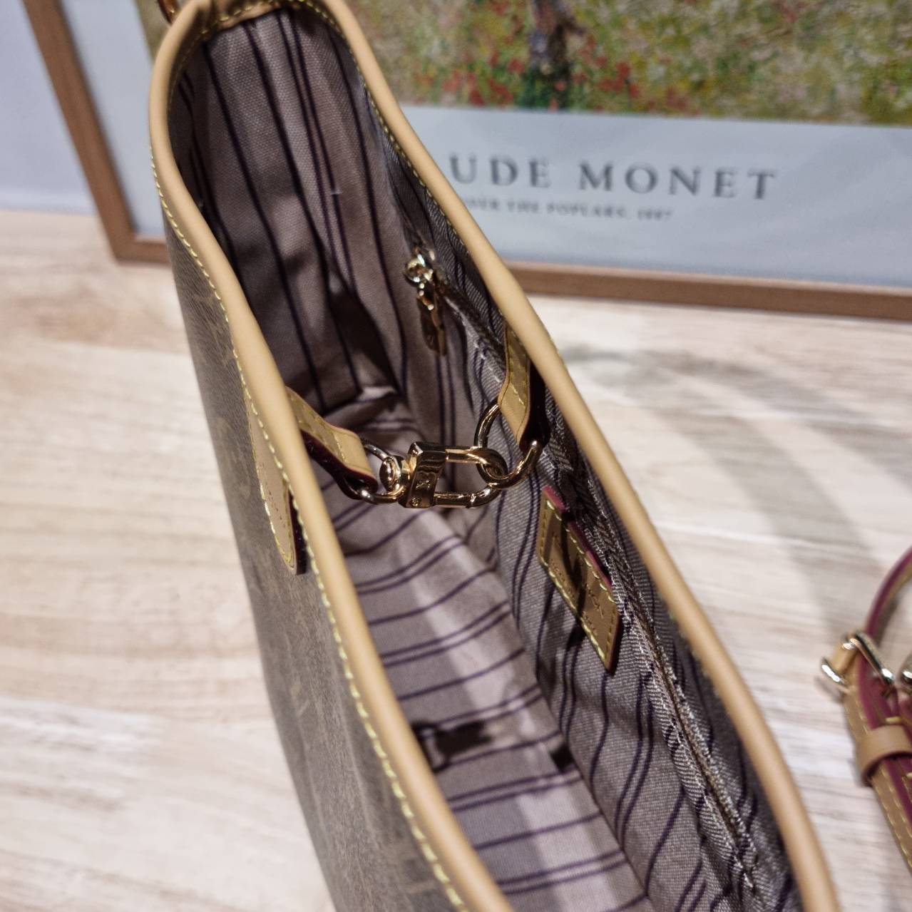 LV delightful newer bag กระเป๋าทรงโท้ทสุดปัง รุ่นขายดี ที่มาในไซส์ใหม่ สะดวกพกพามากๆ สายสะพายมีมาให้ 2 แบบ คล้องไหล่ และสายสะพายข้าง