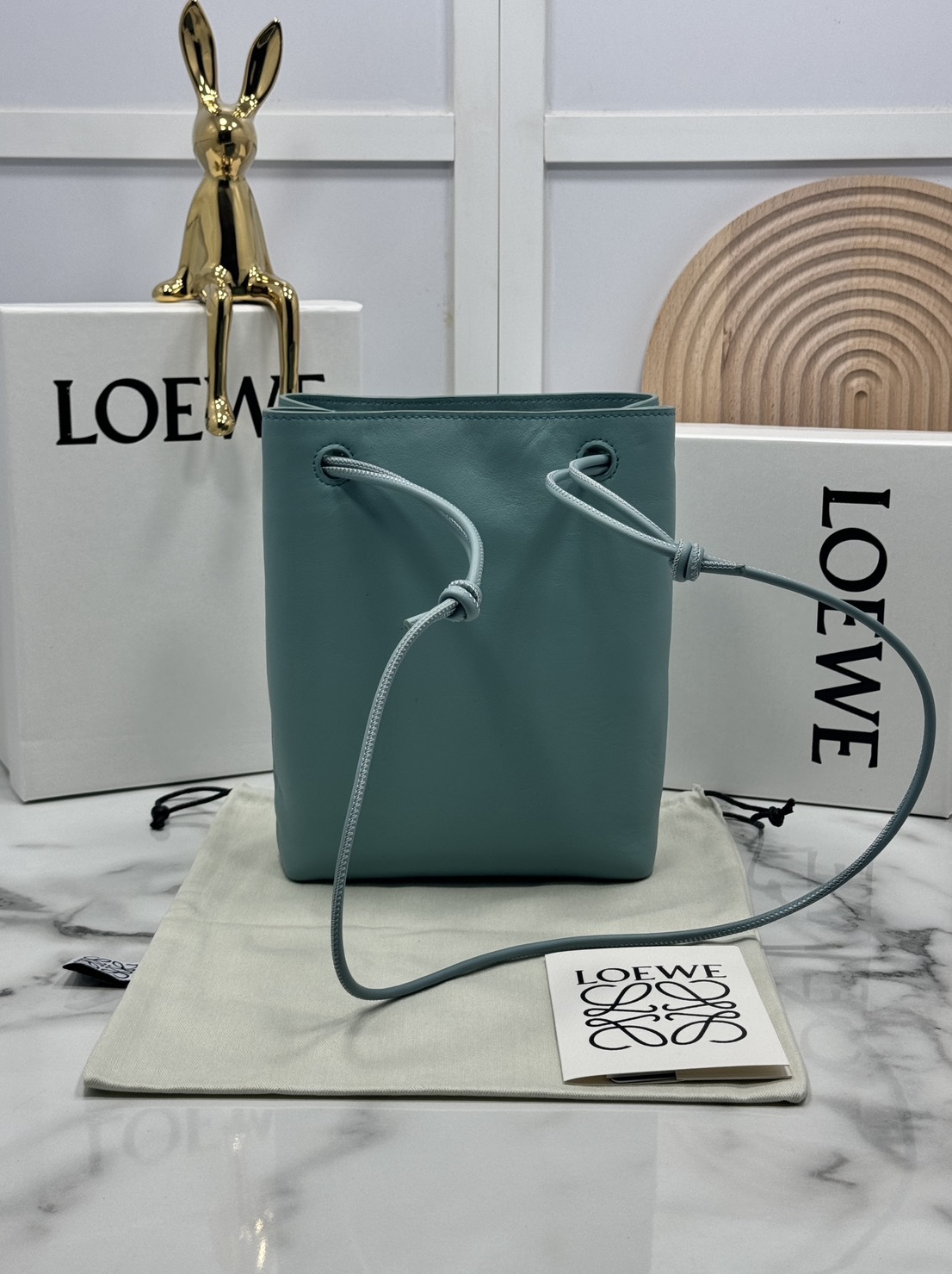 ORI หนังแท้ | LOEWE pebble pouch in smooth กระเป๋าทรงโท้ทดีไซน์คลาสสิค เรียบง่ายแต่ดูแพง มีระดับสุดๆ แต่งหมุดปั้มโลโก้แบรนด์สีทองสวยโดดเด่น เหมาะเป็นไอเท็ม everyday bag จริงๆ