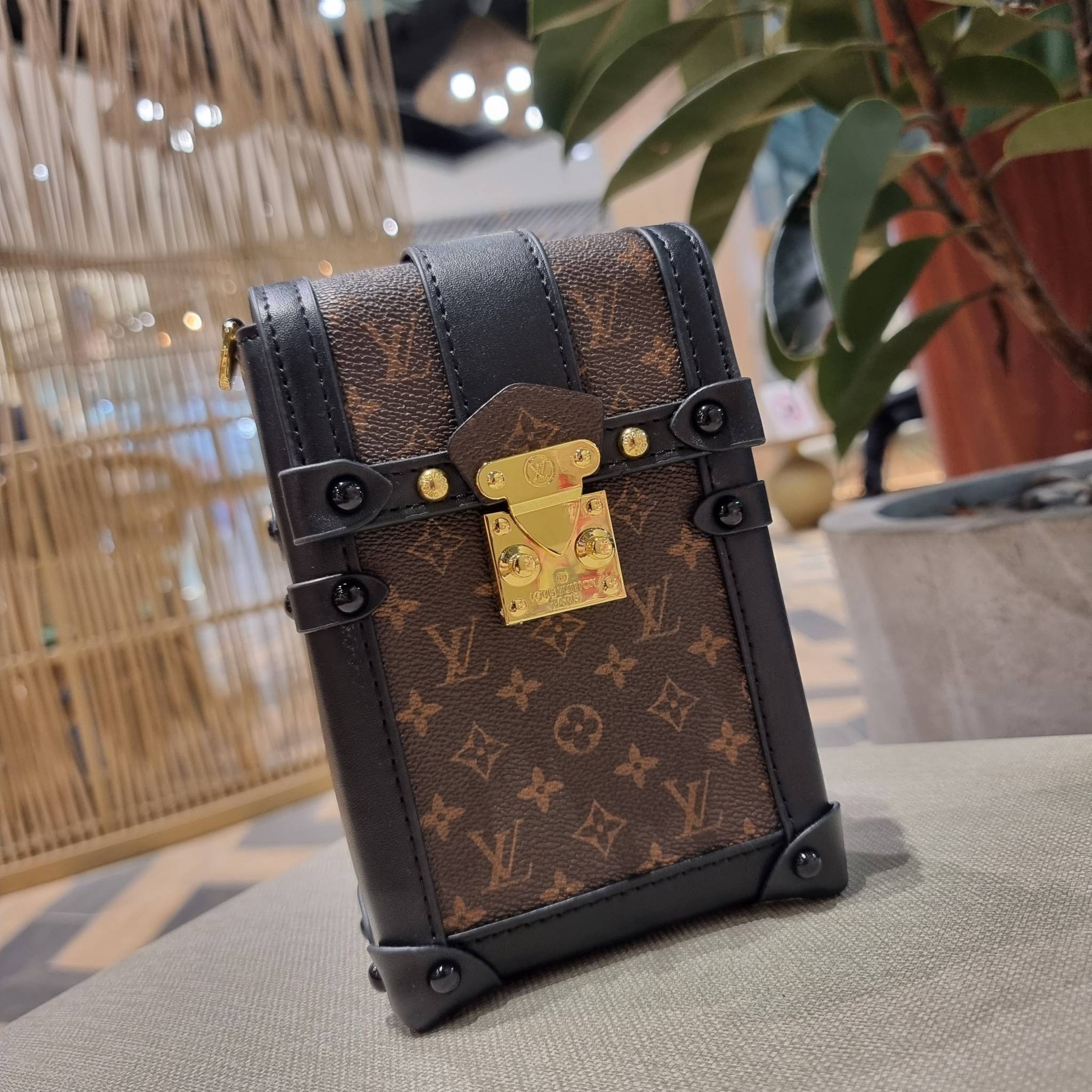 VIP 🥂 LV VERTICAL TRUNK POCHETTE ฮิตไอเท็มที่ใครๆก็อยากครอบครอง กระเป๋าทรงทรังค์ ยูนิเซ็กส์ที่ใช้ได้ทั้งชายและหญิง ด้วยดีไซน์คลาสสิคแฝงดีเทลความเป็นผู้ดี ทำให้ใบนี้ดูโดดเด่นและเป็นเอกลักษณ์ วัสดุหนังแคนวาสสลับหนังแท้ เปิด-ปิดด้วยอะไหล่แบบกดล็อค แน