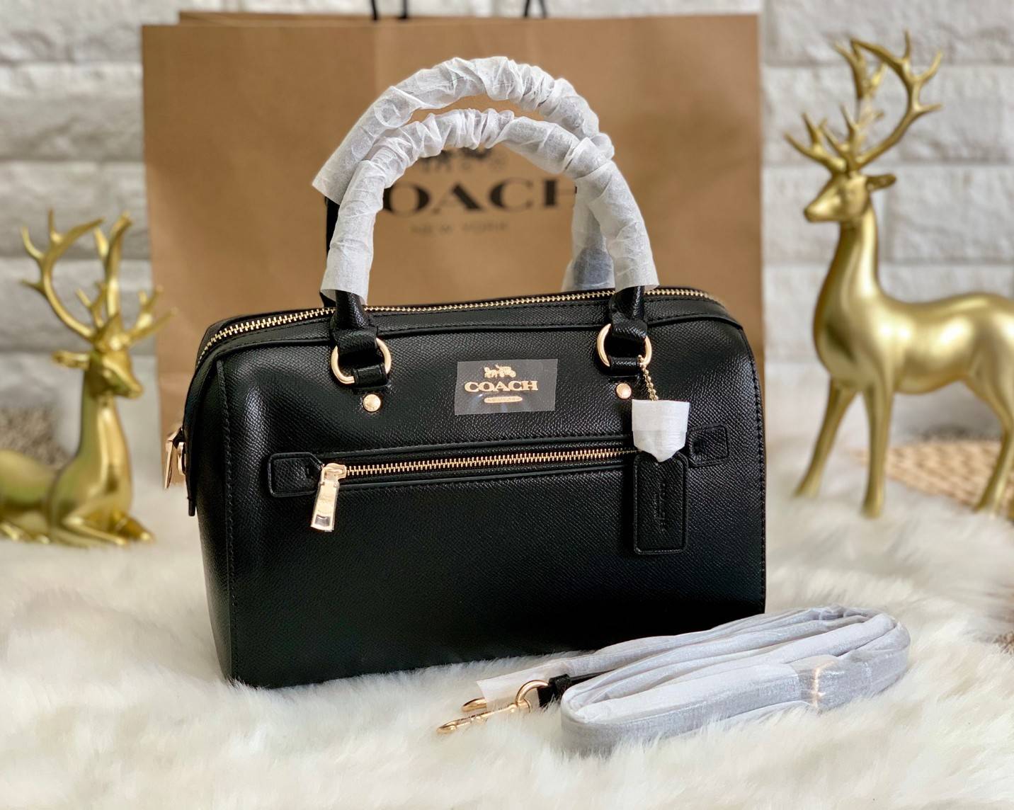 COACH ROWAN SATCHEL BAG ((79946)) กลับมาอีกครั้ง พร้อมสีหายากค่ะ! กระเป๋าหิ้วทรงหมอนสุดฮิตของสาวๆ//สะพายข้างได้ หนังแท้ ลายหนังสวย ทรงสวย ด้านหน้ามีช่องซิปให้หนึ่งช่อง เปิดปิดช่องหลักแบบซิป ภายในกว้างใส่ของจำเป็นของสาวๆได้ครบ มีช่องเล็กและช่องซิปใส่ของจุก