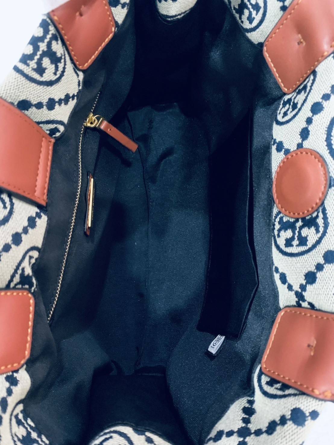 TORY BURCH MONOGRAM TOTE BAG กระเป๋าที่มีเอกลักษณ์เฉพาะตัว วัสดุผ้าแคนวาส Canvas ลวดลายโมโนแกรม เนื้อผ้าหนาสัมผัสนุ่ม โครงสร้างกระเป๋าวัสดุแข็งแรง
