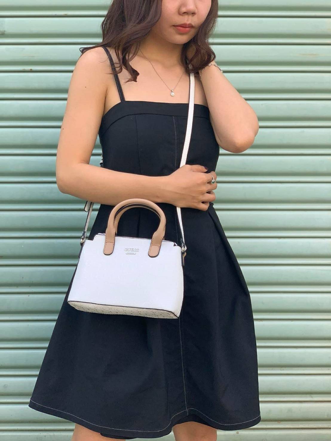 GUESS BALDWINPARK MINI BAG กระเป๋าถือหรือสะพาย วัสดุ Saffiano PU คุณภาพดี นิ่ม น้ำหนักเบา ด้านหน้าประดับด้วยโลโก้แบรนด์สวยหรู ตัวกระเป๋าลาย G ทั้งใบ เปิดปิดกระเป๋าด้วยซิปสะดวกใช้ ด้านในโล่งกว้างมีช่องสำหรับใส่ของหลายช่อง ใส่กระเป๋าสตางค์ใบกลางได้ ใส่Iphon