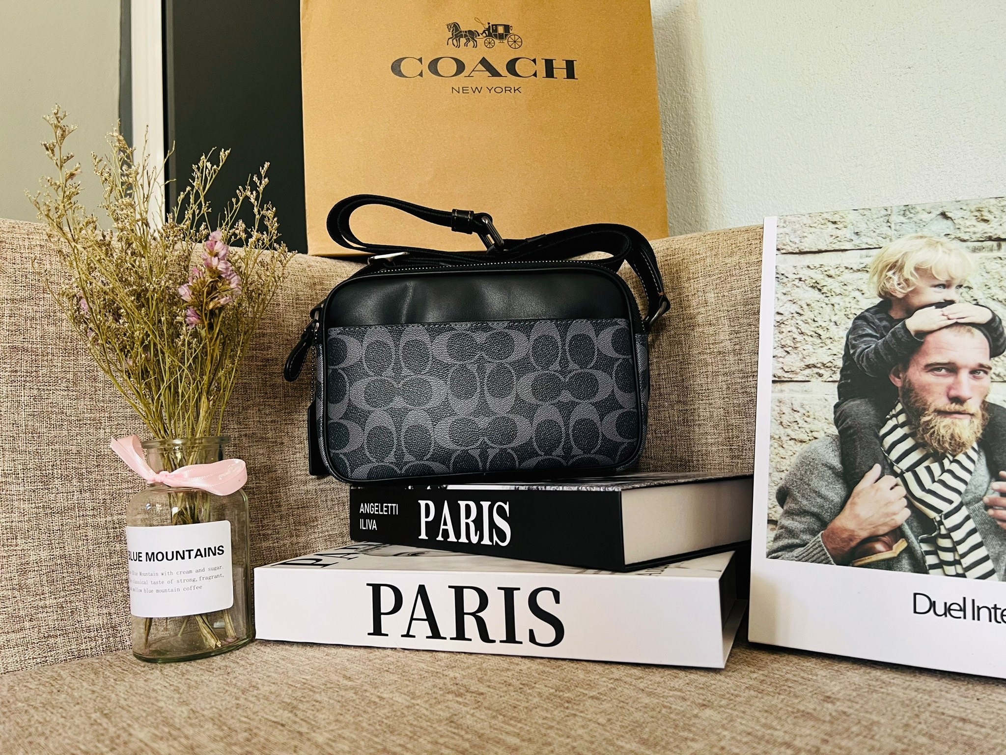 COACH Graham Crossbody In Blocked Signature C9965 กระเป๋าสะพายข้างผู้ชาย กระเป๋าผ้าเคลือบซิกเนเจอร์และหนังอย่างดี ภายในกระเป๋าเอนกประสงค์ ปิดซิปคู่ ซับในผ้า กระเป๋าสลิปด้านนอก สายปรับได้ยาว 25 นิ้ว สำหรับสะพายไหล่หรือสะพายข้าง