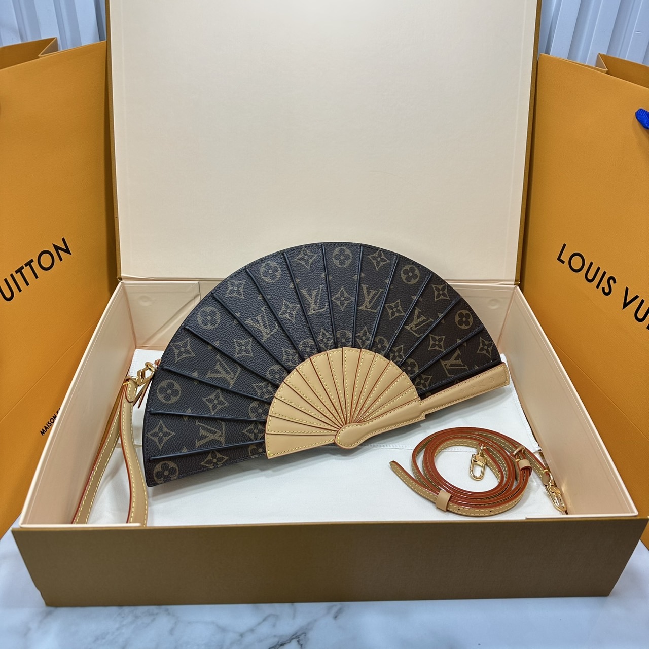 TOP ORI หนังแท้ | LV Fan Bag กระเป๋าสะพายดีไซส์รูปพัด เปิดตัวกระเป๋ารุ่น Fan ดีไซน์โดดเด่นบนรันเวย์แฟชั่นโชว์คอลเลกชันประจำฤดูกาล Spring-Summer 2025