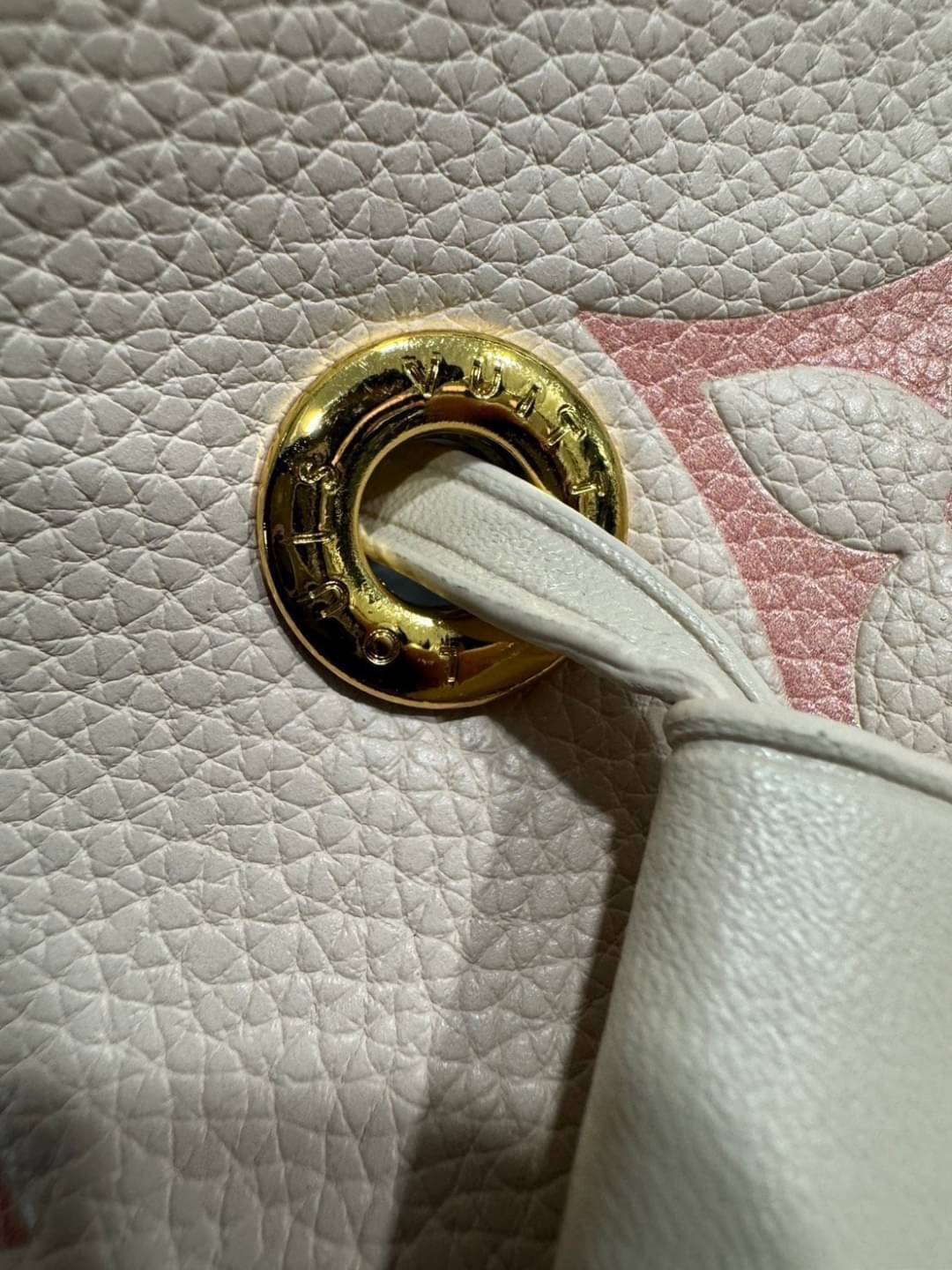 LV NeoNoe MM Monogram Flower กระเป๋าสะพายทรงบัคเก็ตเสน่ห์ชวนหลงใหล อีกหนึ่งรุ่นท็อปฮิต ที่ไม่มีไม่ได้จริงๆ