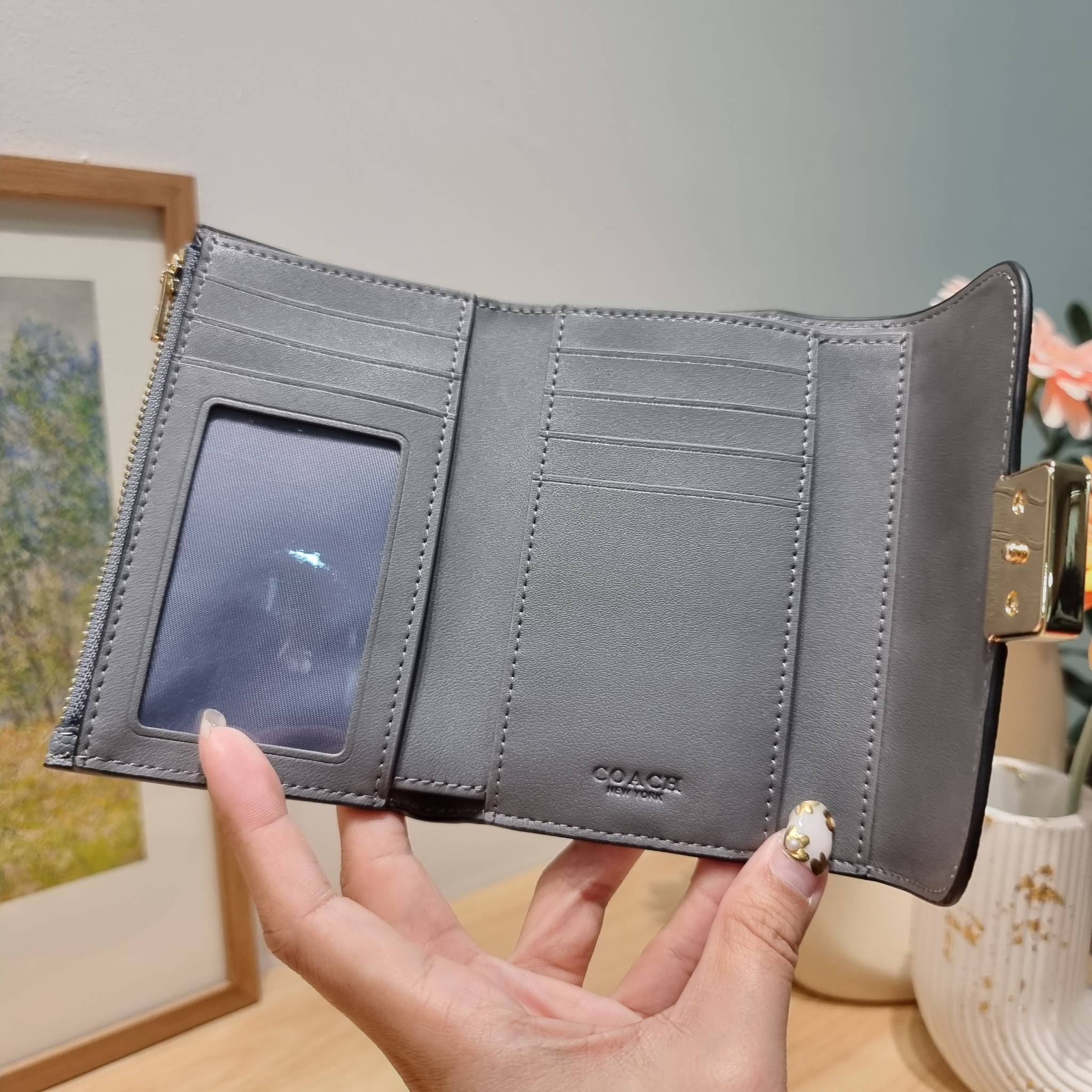 COACH MEDIUM GRACE WALLET IN SIGNATURE CANVAS CC061 CC060 CC059 พร้อมส่ง 5 สี กระเป๋าสตางค์ใบกลาง ดีไซน์หรู โดดเด่นด้วยโลโก้สไตล์วินเทจ คลาสสิค โทนสีใช้งานง่าย