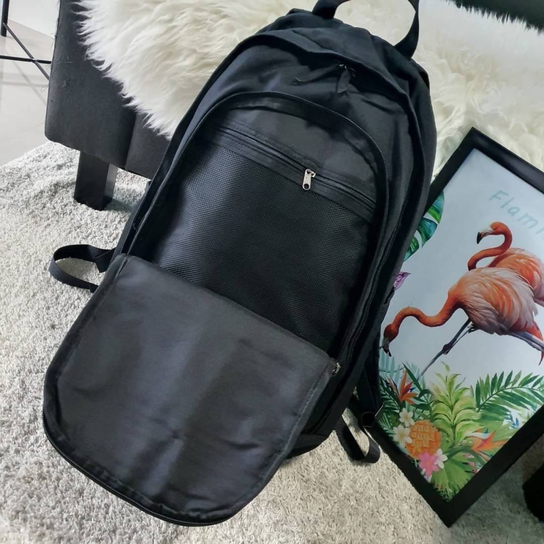 กระเป๋าเป้ใบใหญ่ Nike อะไหล่สีดำด้านหน้ามีโลโก้แบรนด์สีดำทั้งใบ ด้านหน้ามีช่องซิปใหญ่จุของได้เยอะมาก