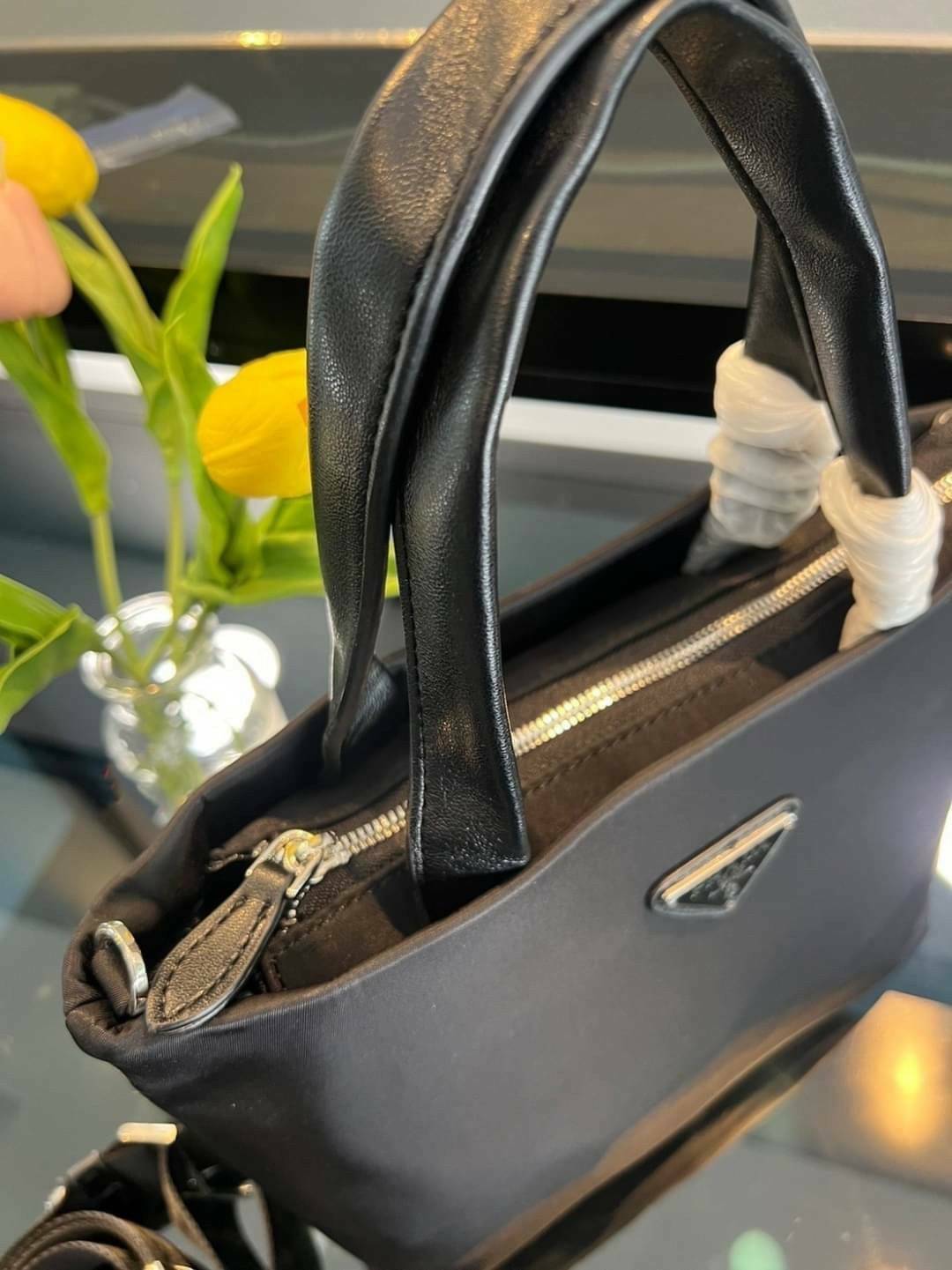 Prada nylon tote bag 9" กระเป๋าสะพายผ้าไนลอน พร้อมใบเล็ก ภาพถ่ายจากงานขายจริง ใช้งานต่างประเทศได้