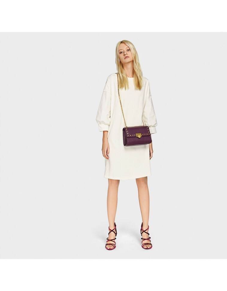 CHARLES & KEITH Stud Detail Clutch กระเป๋าสะพายคอลเลคชั่นใหม่ล่าสุดวัสดุหนังคาเวียร์สวยอยู่ทรง ตัวกระเป๋าประดับด้วยหมุดสีทองสวยเก๋ขนาดกำลังดีน้ำหนักเบา เปิดปิดด้วยฝาปิดตัวล๊อคปั้มโลโก้ด้านหน้า ภายในมีช่องซิปและช่องใส่บัตร มาพร้อมสายสะพายโซ่ยาวสามารถซ้อนสา