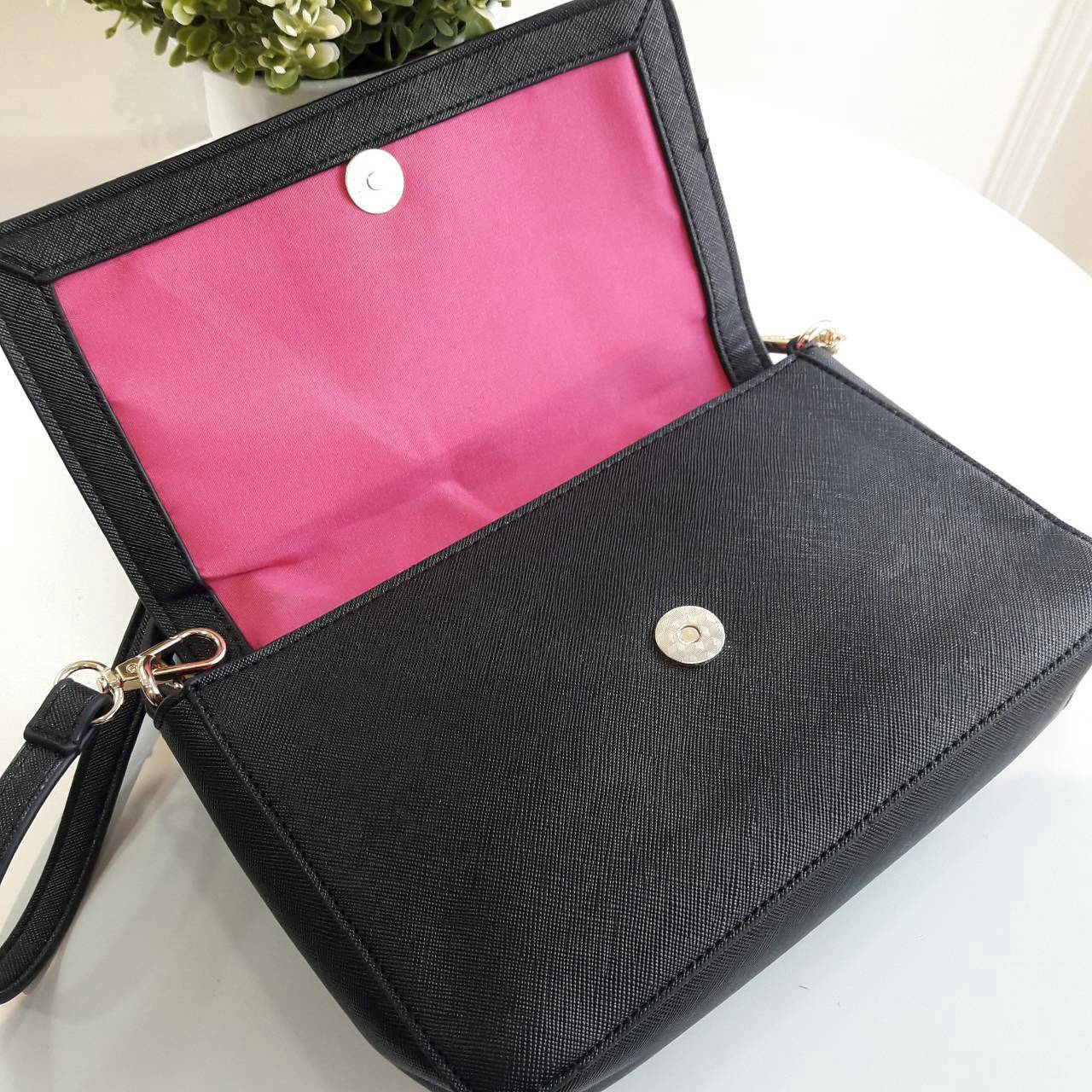 VICTORIA SECRET CLUTH & CROSSBODY BAG กระเป๋าสะพายข้าง แบบเรียบหรู วัสดุทำจากหนัง PU น้ำหนักเบา ด้านในมีช่องใส่ของหลักพร้อมช่องซิป ด้านหลังมีช่องเล็กอีก 1 ช่อง สายสะพายสามารถถอดออกหรือปรับระดับได้ ด้านในใส่กปต.ยาว + มือถือได้ทุกรุ่น ใบนี้แนะนำเลยค้า