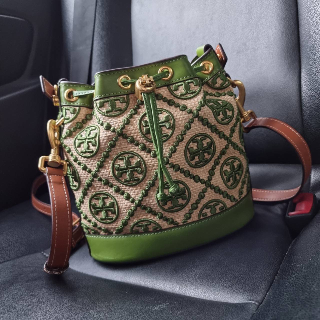 TORY BURCH T MONOGRAM STRAW BUCKET BAG NATURAL/SHISO 🌿สวยงามสะดุดตามากๆค่ะ จัดหนักกันไปเลยจ้า กับรุ่นที่สาวๆรอคอย พร้อมเสิร์ฟความสวยให้ถึงบ้านแล้วน้า กระเป๋าบัคเก็ตทรงยอดนิยม ดีไซน์ใหม่ล่าสุด ยูนีคไม่เหมือนใคร ลายสานเต็มใบพร้อมปักโลโก้เอกลักษณ์สีเ