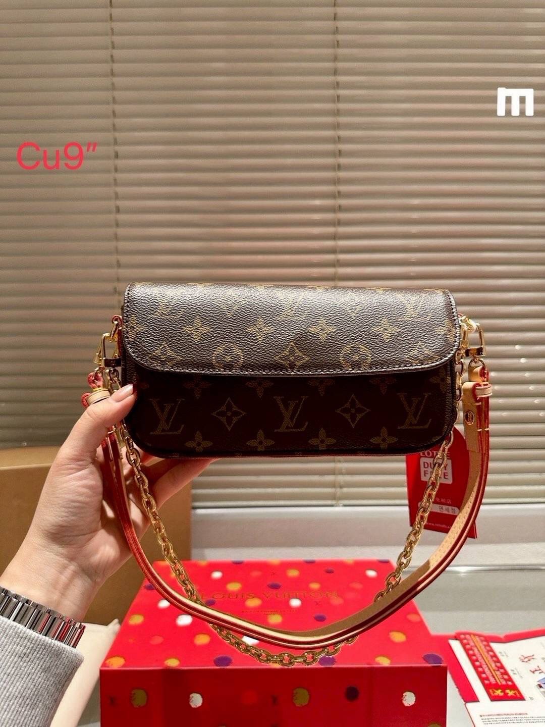 LV Ivy chain wallet กระเป๋าสะพายดีไซน์กึ่งกระเป๋าสตางค์ รุ่นยอดนิยม แต่งสายโซ่สีทองสวยหรู สุดคุ้มด้วยลูกเล่นที่หลากหลาย คล้องไหล่ สะพายข้าง คล้องแขน ได้หมด