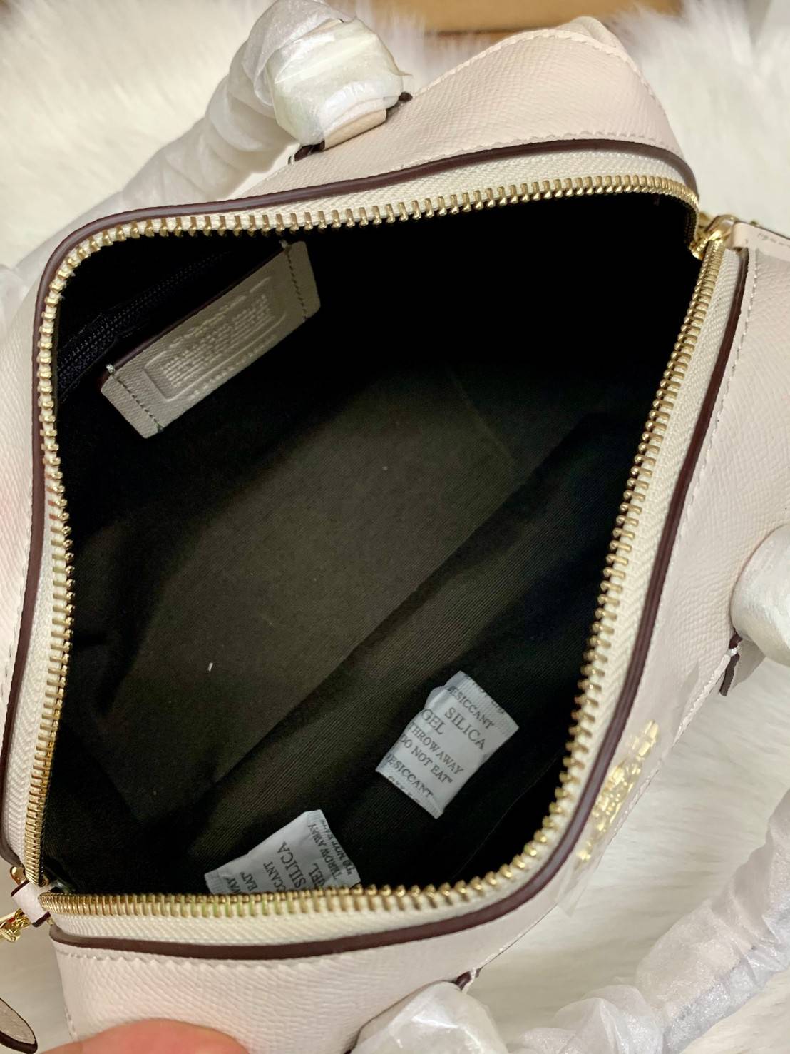 รุ่นอะไหล่ทองเข้าแล้วจ้าา ห้ามพลาดค่ะ Coach Bennett Boston Bag in Crossgrain Leather ((32202)) พร้อมส่ง รุ่นที่สาวๆหลายๆคนถามถึงกันค่า! กระเป๋าทรงหมอน หนังแท้ ลายหนังสวยมากค่ะ ไม่ว่ายุคไหนๆก็สวย ดูดี ทรงฮิตในตำนานค่ะ ✔️อะไหล่ทองหรูสวย เปิดปิดกระเป๋