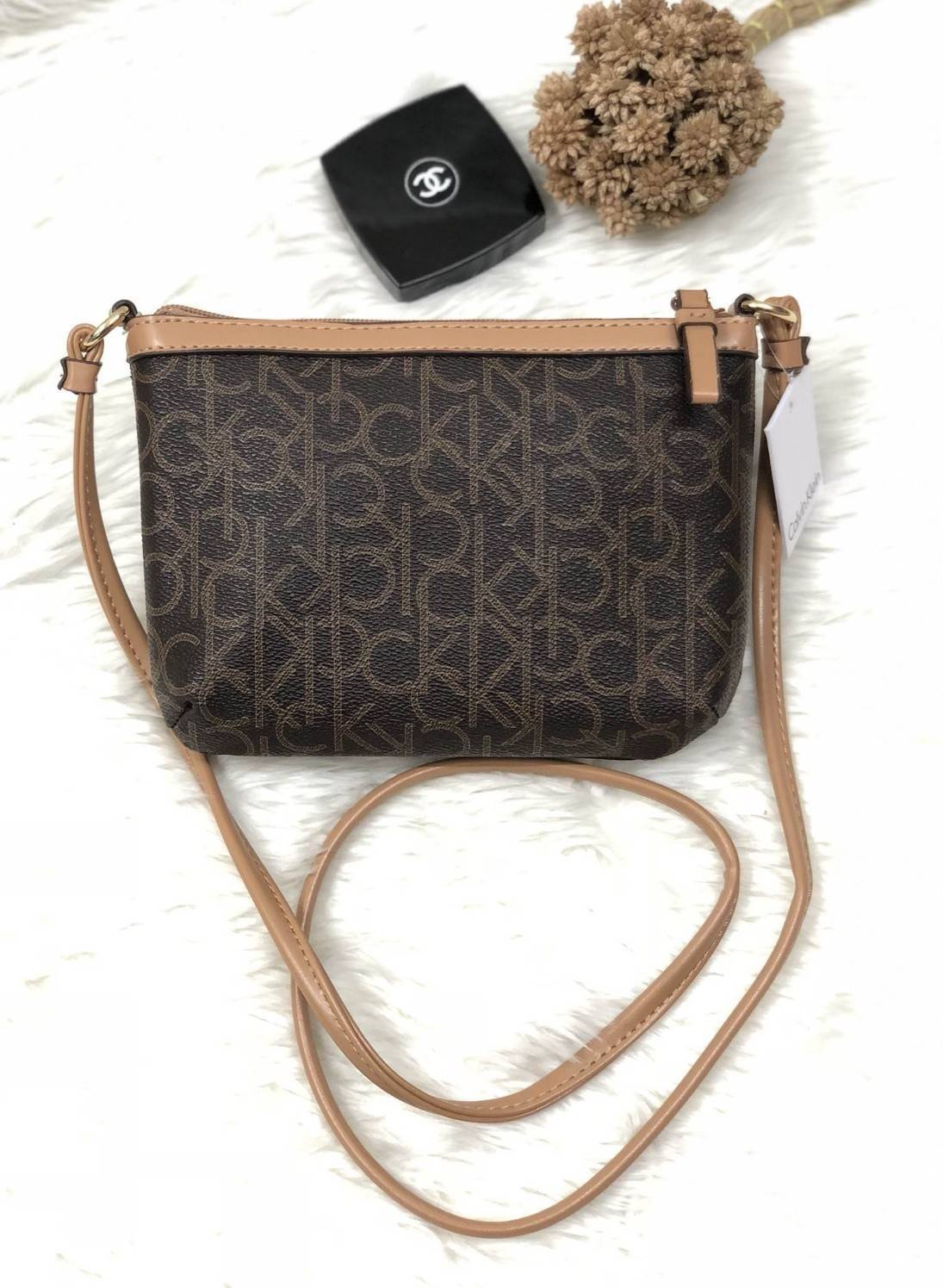 CALVIN KIEIN MINI CROSSBODY BAG สินค้าเข้าใหม่น่าใช้ค่ะ กระเป๋าสะพาย วัสดุหนังลายแบรนด์ทั้งใบ ด้านหน้าติดโลโก้แบรนด์อะไหล่ทอง เปิดปิดกระเป๋าแบบซิป ภายในโล่ง ใส่ของจุ สามารถใส่ธนบัตร สมุดแบงค์ มือถือรุ่นต่างๆ เครื่องสำอางค์ กระเป๋าสตางค์ใบสั้น บอกเลยจุค่ะ 