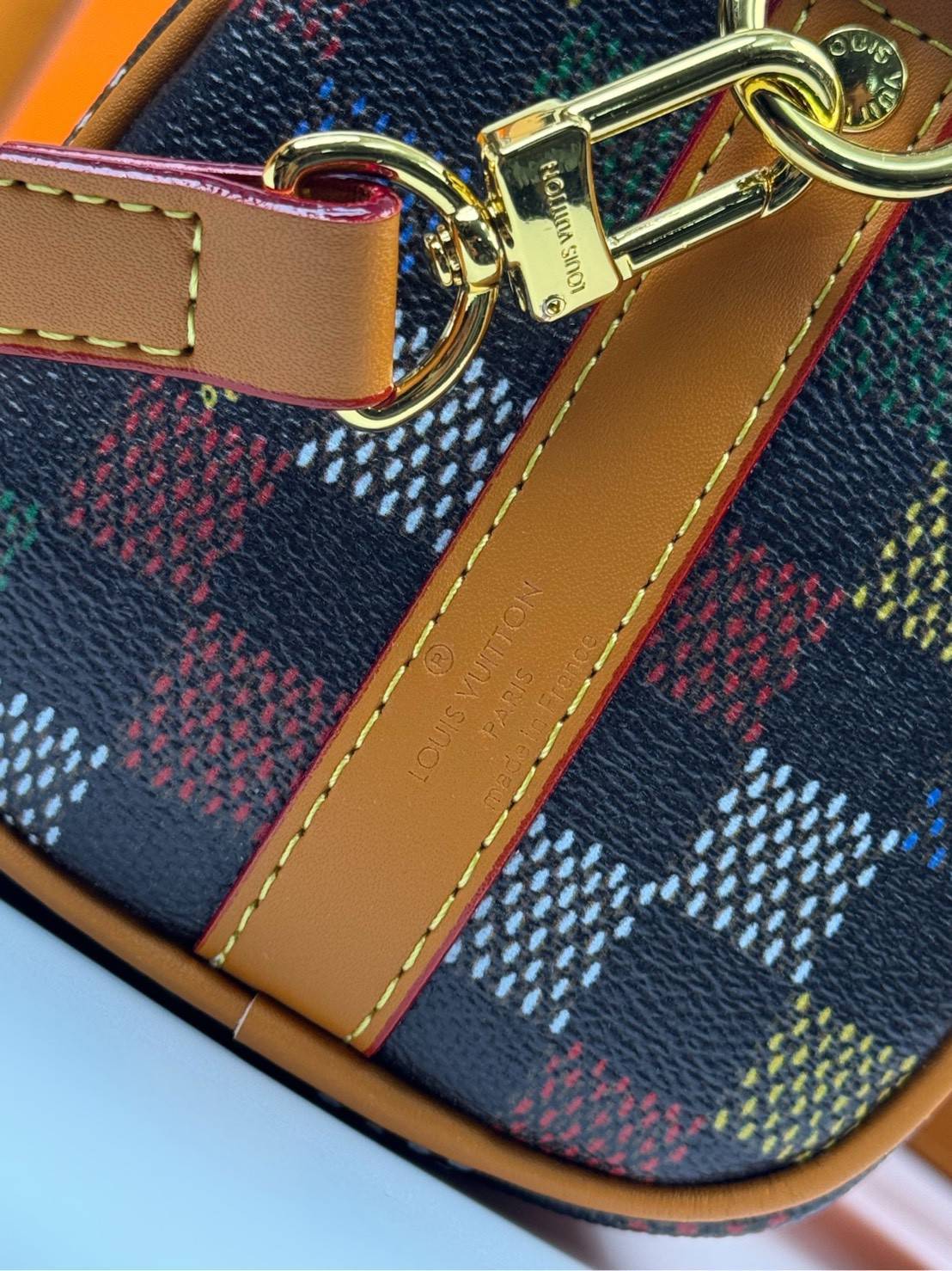 ORI หนังแท้ | LV Keepall Bandoulière 25 Bag กระเป๋าทรงหมอนซิตี้ ดีไซน์ใหม่จาก LV Vers Damier Ebene โดดเด่นที่ลายช่องสี่เหลี่ยมดุจระบายสีด้วยมือพิมพ์ลงบนลายตารางหมากรุก แต่งดีเทลหรูหราผสานอดีตเข้ากับปัจจุบันได้อย่างมีสไตล์