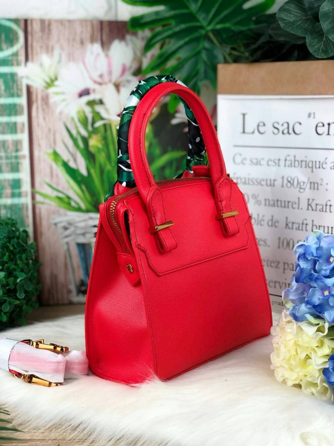 New arrival!! CHARLES & KEITH SCARF WRAPPED TOP HANDLE BAG รุ่นใหม่ชนช็อป กระเป๋าถือ/สะพายวางอยู่ทรง มีหมุดรองฐานซ้ายขวา ที่หูหิ้วกระเป๋ามีผ้าพันสวยงาม เปิดปิดด้วยซิป ด้านในกว้างจุของได้พอสมควร ใส่ iPhone plus และกระเป๋าเงินใบกลางได้ค่า มาพร้อมสายสะพายยาว