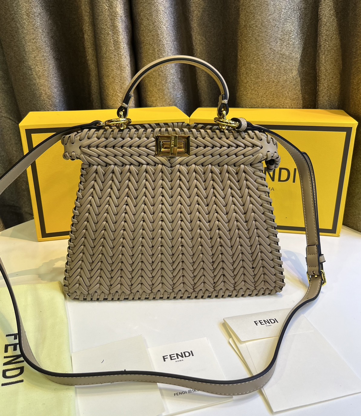 พร้อมส่ง 3 สี FENDI Peekaboo ISeeU Medium interlace leather bag กระเป๋าสะพายดีไซส์สาน ใช้ได้ 2 ด้าน 🧡 เกรดออริจินอล 1:1 สลับแท้