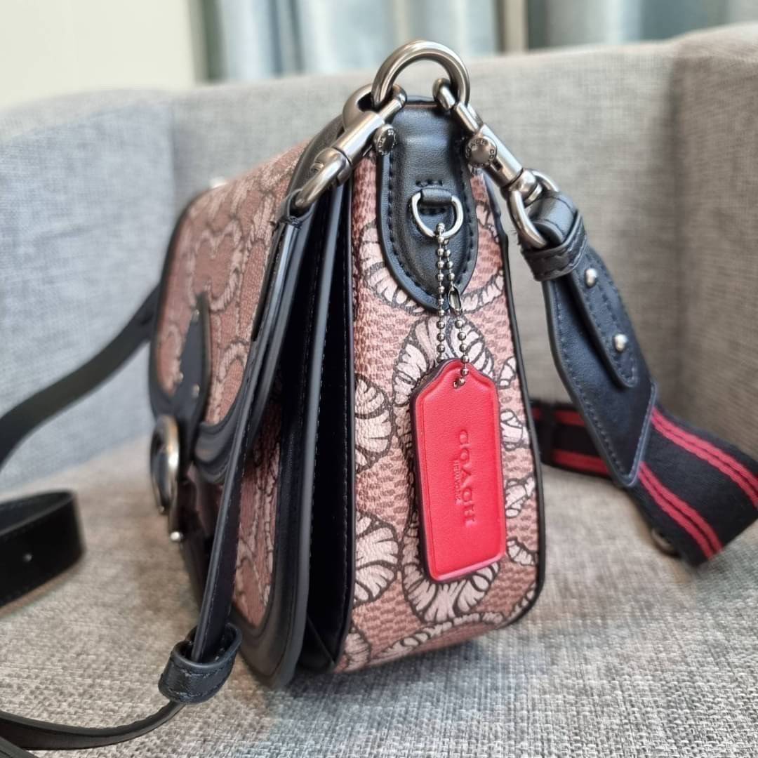 COACH C6972 COACH x MICHAEL B. JORDAN WITH BEAT SADDLE BAG คอลเลคชั่นใหม่ ดีไซน์สุดชิค มาให้สวยในไทยก่อนใคร กับกระเป๋าทรง saddle ที่พิเศษมากๆมาพร้อมสายสะพาย 2 เส้น ใช้คู่กันหรือแยกสะพายก็สวยครบสูตร กระเป๋าสะพายทรง saddle คลาสสิค วัสดุหนังแคนวาสสลับหนังแท้