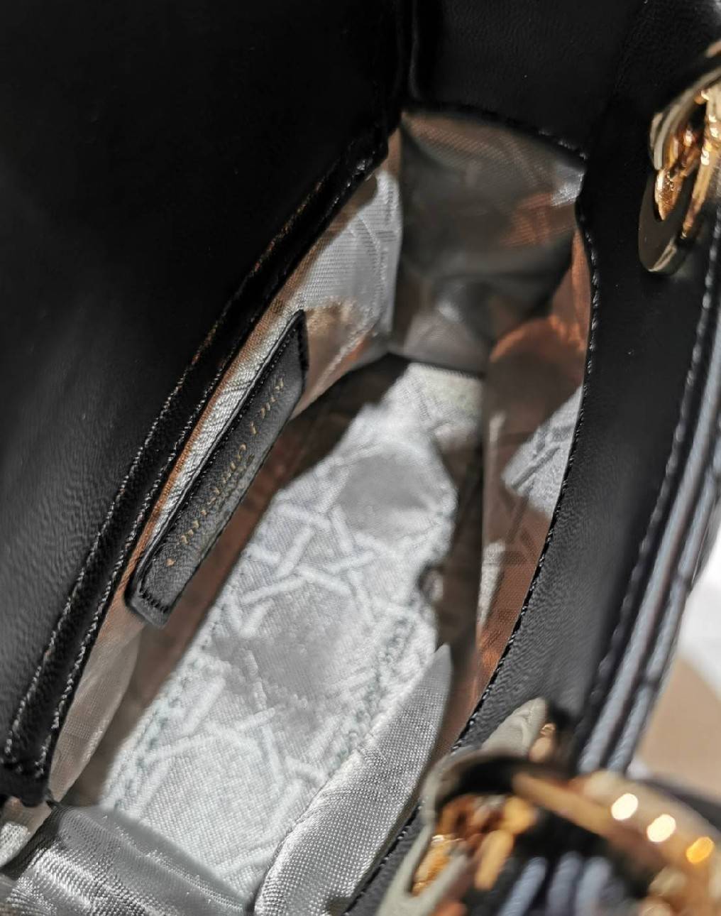 CHRISTIAN DIOR MINI BAG VIP GIFT WITH PURCHASE (GWP) พรีเมี่ยมกิ้ฟ Limited Edition จาก DIOR DUTYFREE COUNTER วัสดุหนังแท้ Calfskin ทรงเหลี่ยมหนังสวยหรูอยู่ทรงขึ้นลายเอกลักษณ์แบรนด์ ประดับTAGห้อยโลโก้แบรนด์อะไหล่ทองด้านหน้า เปิดปิดด้วยฝาปิด ภายในโล่งมีโลโก