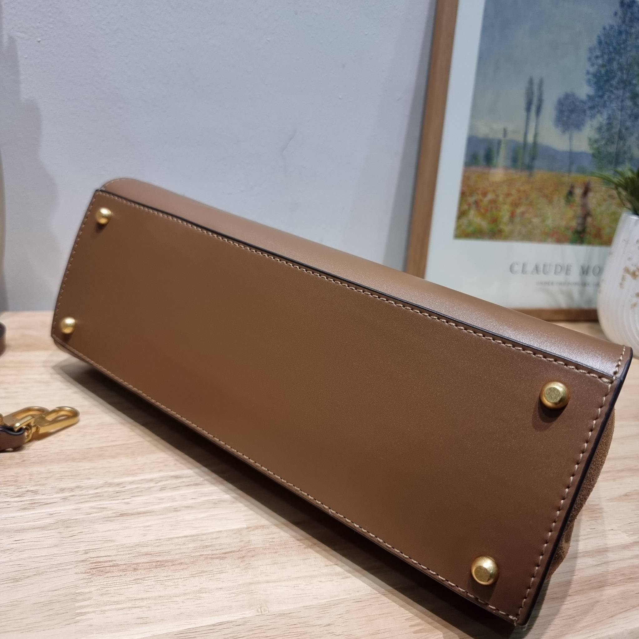 TORY BURCH ELEANOR SPAZZOLATO SATCHEL ใหม่และดูดีเกินต้าน กับกระเป๋าถือทรงสวย ใบใหญ่ ดีไซน์ผู้ดีเรียบหรู ถือขับผิวไปเลยทุกสี สวยคม มาพร้อมหูจับในตัว