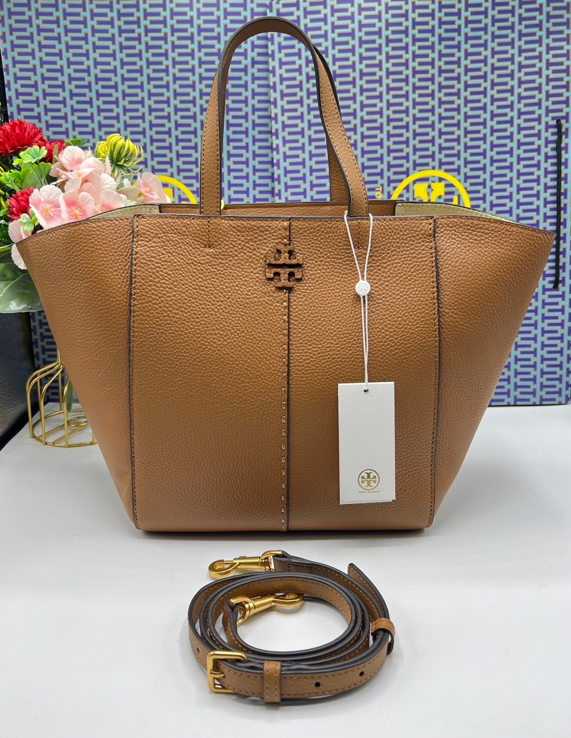 Tory Burch McGraw Leather Tote Bag / Tory Double T Tote Bag / TORY TOTE BAG พร้อมส่ง 4 สี กระเป๋าสะพายทรงโท้ท จุของได้เยอะใบนี้ตอบโจทย์ได้ดีมาก โทนสีเรียบง่าย แฝงไปด้วยความดูดี สุขุมและเป็นผู้ใหญ่