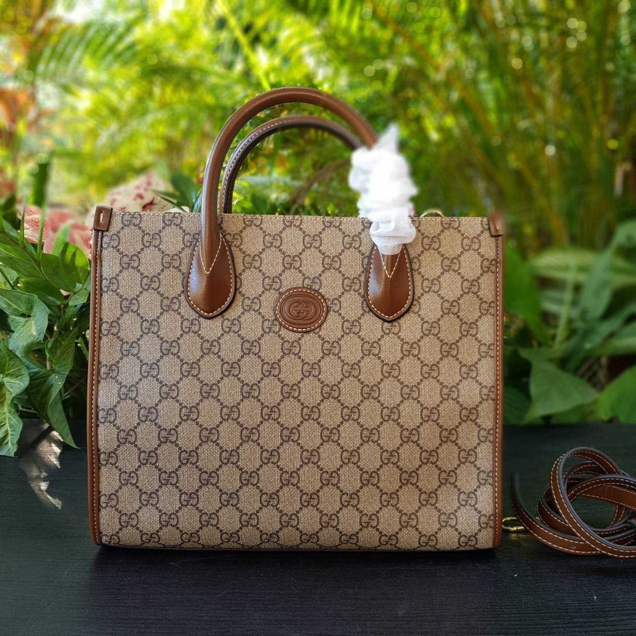 GUCCI Small tote bag with Interlocking G กระเป๋าทรงTOTE ใบใหญ่สุดหรูหรา คลาสสิค จุของได้เยอะ มาพร้อมสายสะพายยาว