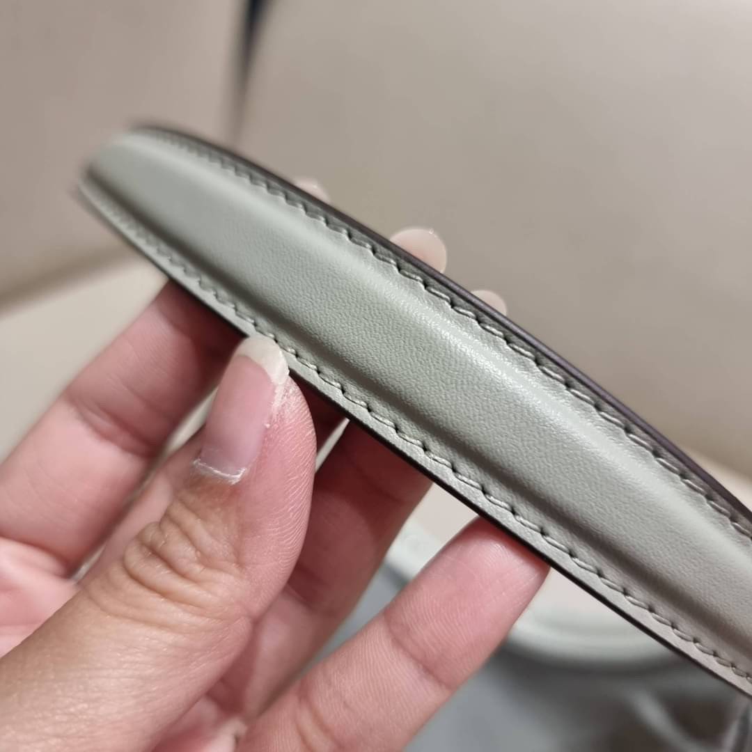 TORY BURCH MERCER NYLON SMALL SHOULDER BAG ใหม่ก่อนใคร!! กับคอลหวานๆ สดใสๆ กระเป๋าสะพายทรงโฮโบ ขนาดกะทัดรัด ฟังก์ชั่นการใช้งานจัดแบบเต็มที่ ด้วยสายสะพายถึง 3 เส้น สายโซ่คล้องแขน สายหนังแบบสั้นคล้องไหล่ และสายสปอร์ตเส้นใหญ่ ดูดี!! คุ่มแค่ไหนคิดดู!! วัสดุผ้