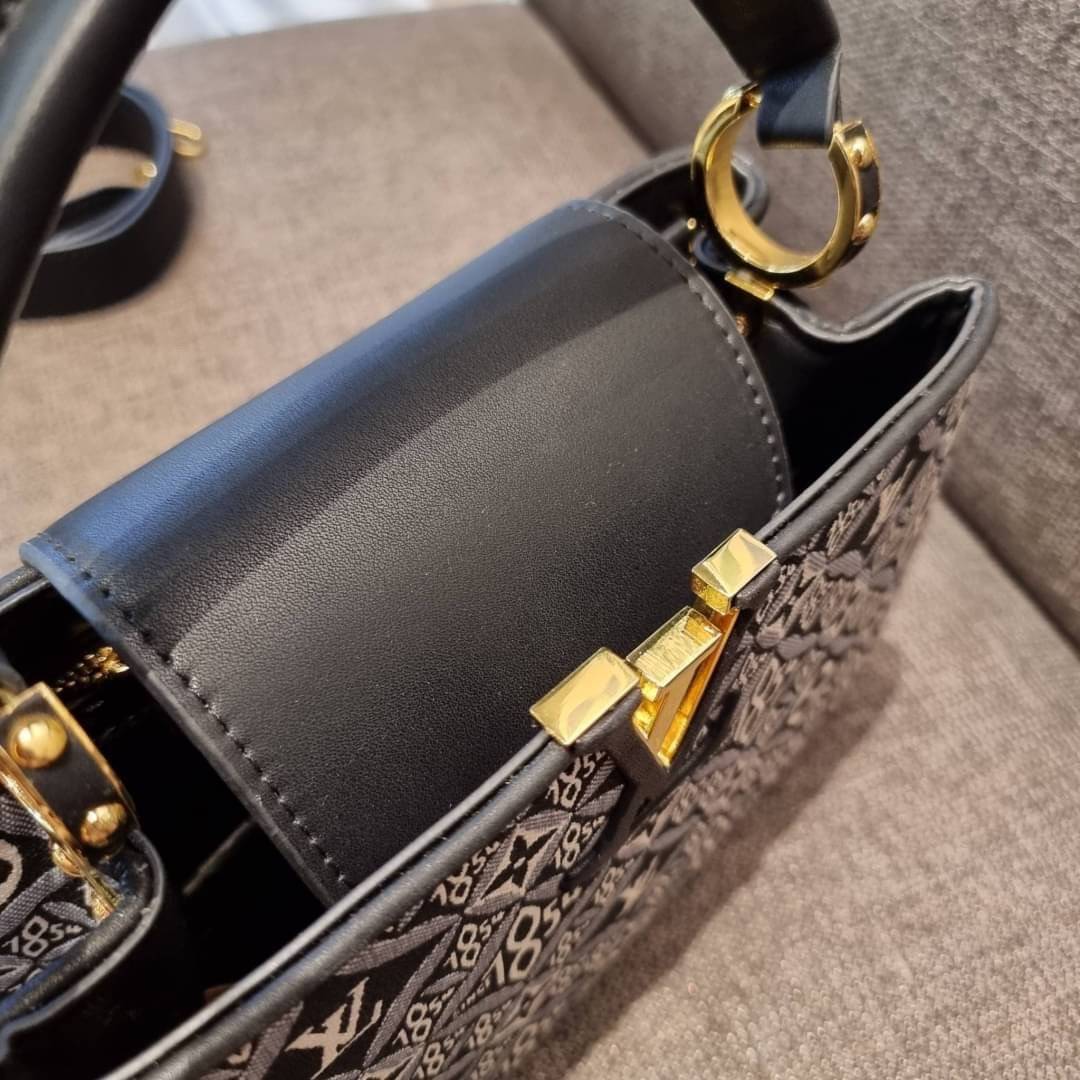 LV capucines top handle with vintager 1854 / LV SINCE 1854 CAPUCINES MM ที่สุดของความสวยในดีไซน์คลาสสิคย้อนยุค กระเป๋าถือสุดหรู มาพร้อมหูจับในตัว ด้วยรูปทรงวินเทจและวัสดุผ้าแคนวาสคละลายเต็มใบ สร้างดีเทลให้ไอเท็มนี้ได้ลุคผู้ดีไปอีก และยังมีลูกเล่นที่ฝาปิดก