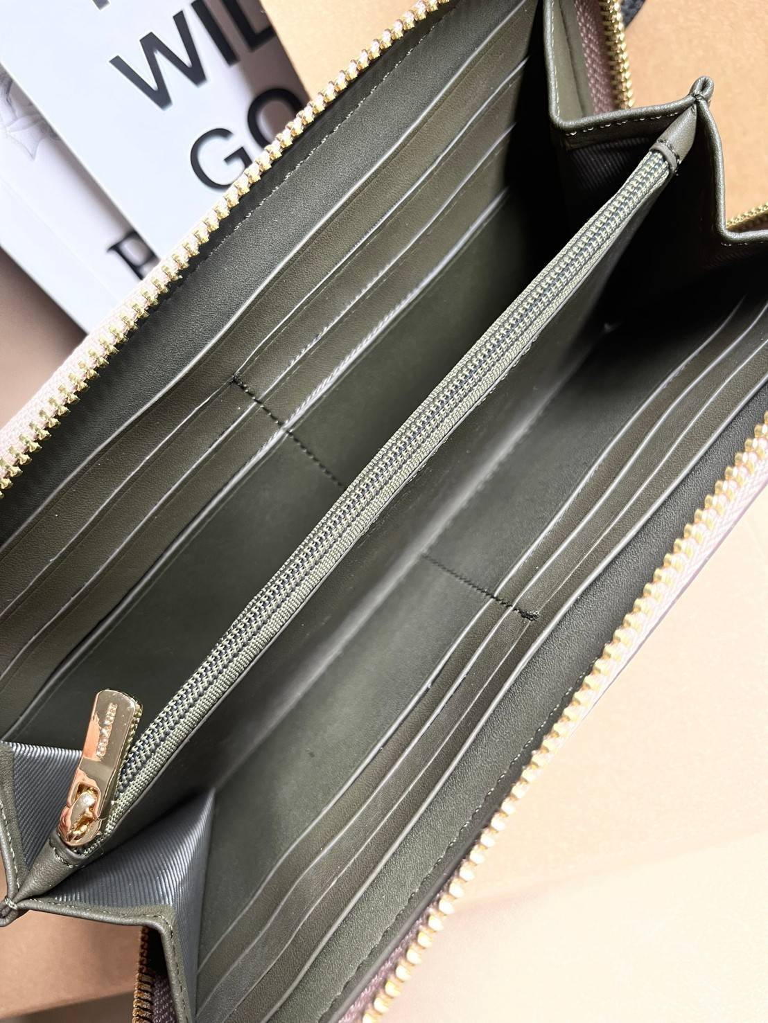 COACH ACCORDION ZIP WALLET IN SIGNATURE CANVAS WITH DAISY BUNDLE / MEADOW PRAIRIE / SPACED WILDFLOWER / DAISY BUNDLE PRINT C0033/F31778/69832 กระเป๋าสตางค์ใบยาว ลวดลายน่ารักน่าใช้มากๆ พื้นเป็นลายซีเอกลักษณ์ วัสดุหนังแคนวาสเคลือบลาย เปิด-ปิดด้วยซิปรอบ ใส่ม