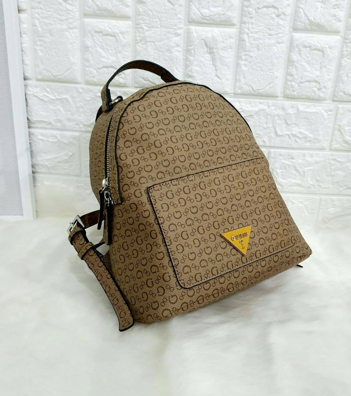 GUESS WOMAN'S BACKPACK กระเป๋าสะพายเป้หนังสวยขนาดกำลังดี สกีนโลโก้รอบใบ น้ำหนักเบา ด้านหน้าประดับโลโก้แบรนด์สามเหลี่ยมโดดเด่น มีลูกเล่นที่ช่องด้านหน้าสามารถถอดออกถือเป็นครัชได้นะคะ ตัวกระเป๋าเปิดปิดด้วยซิปเป็นหลัก ภายในกว้าง บุด้วยผ้าสกีนลายโลโก้แบรน