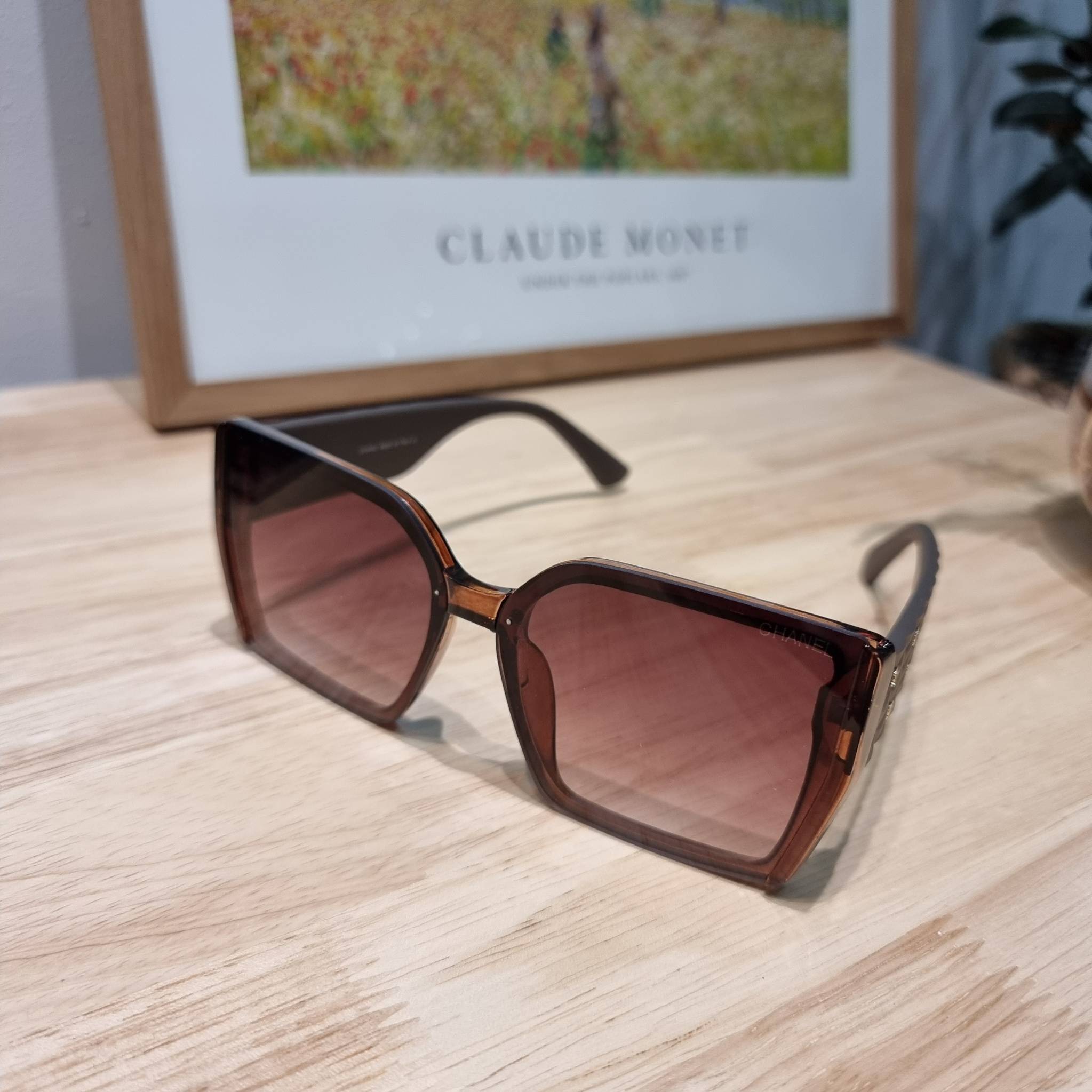 Chanel Sunglasses UV protection gift Box set สุดคุ้ม มาพร้อมอุปกรณ์ครบเซ็ท ดีไซน์ชิคมากแม่!! รับรองไม่ซ้ำใคร ใส่เสริมโหงวเฮ้ง ดูผู้ดี มีพกติดตัวไว้ไม่ตกเทรนด์ ใช้ได้ทุกโอกาส