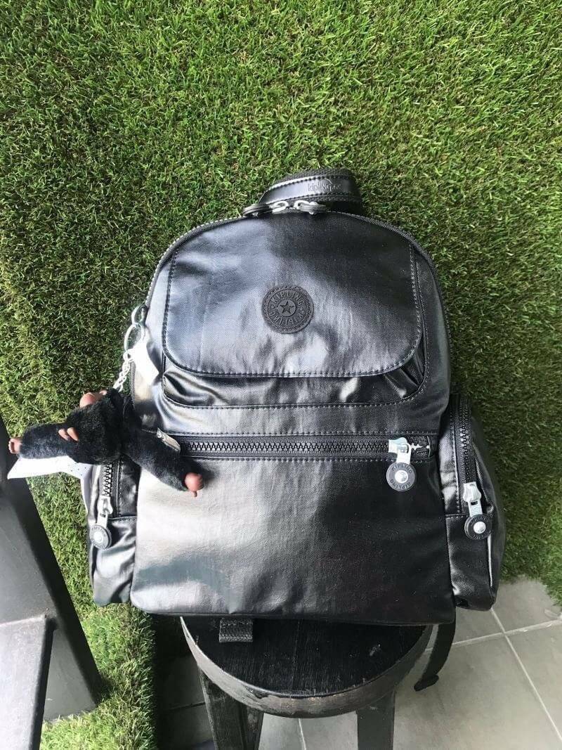 Kipling Matta Small Metallic Backpack กระเป๋าเป้ขนาดกำลังดี วัสดุไนล่อนเคลือบกันน้ำ มีน้ำหนักเบา มีช่องเก็บของหลายช่อง แบ่งเป็นช่องด้านหน้า 2 ช่องและด้านข้างอีก 2 ช่อง ช่องใหญ่ปิดเปิดด้วยซิปคู่ภายในมีช่องซิป ช่องใส่ของจุกจิกและสายห้อยพวงกุญแจ ด้านหน้าประด