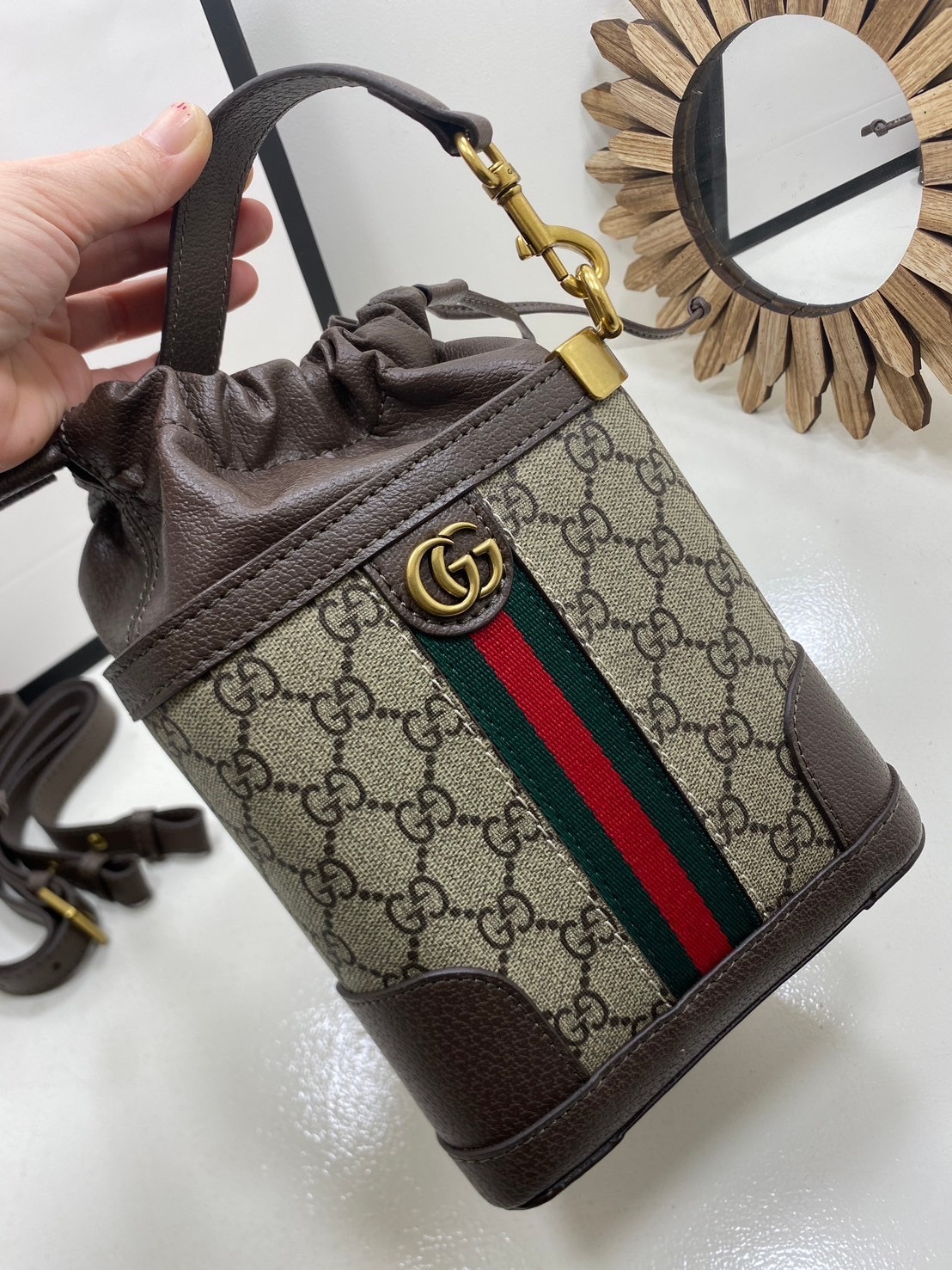 ORI หนังแท้ | GUCCI Ophidia GG Bucket Bag กระเป๋าสะพายทรงบัคเก็ตสามเหลี่ยม สุดไอโคนิค เพิ่มกิมมิกแต่งแถบอะไหล่สีทอง สวยหรูคลาสิกสุดๆ เป็นรุ่นหายาก ของมาจำกัด อย่าพลาดเชียวน้า