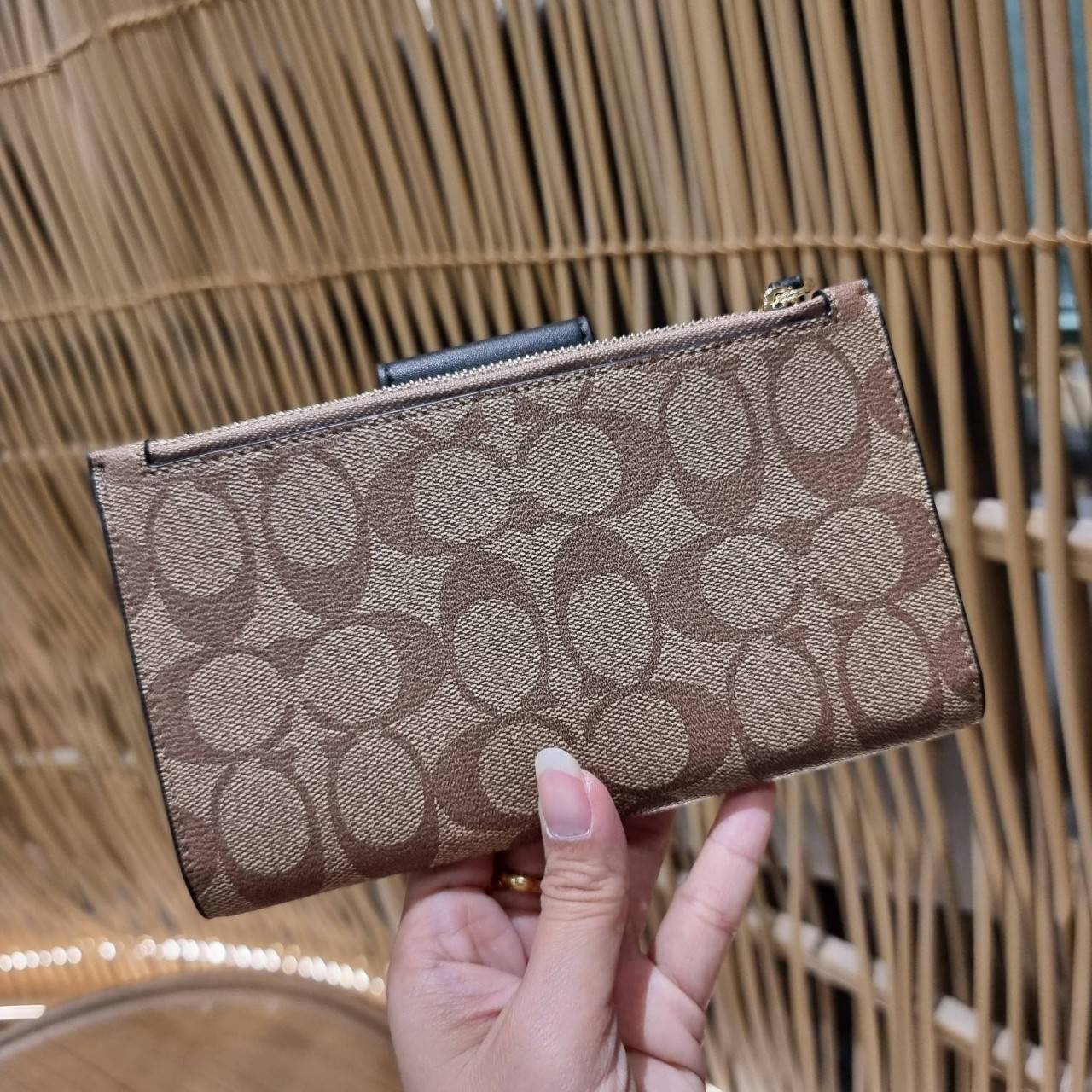 พร้อมส่ง 7 สี COACH C2874 TECH WALLET IN COLORBLOCK SIGNATURE CANVAS จัดให้สีใหม่ก่อนใคร!! ดีไซน์ใหม่ คอลเลคชั่นสวยหรู กระเป๋าสตางค์พร้อมสายคล้องมือ ง่ายต่อชีวิตมากจ้า!! มันดีอะไรเบอร์นี้ ใส่ได้ทั้งบัตร และโทรศัพท์ก็ใส่ได้ทุกรุ่น แถมยังมีช่องซิปแยกไปอีก ช