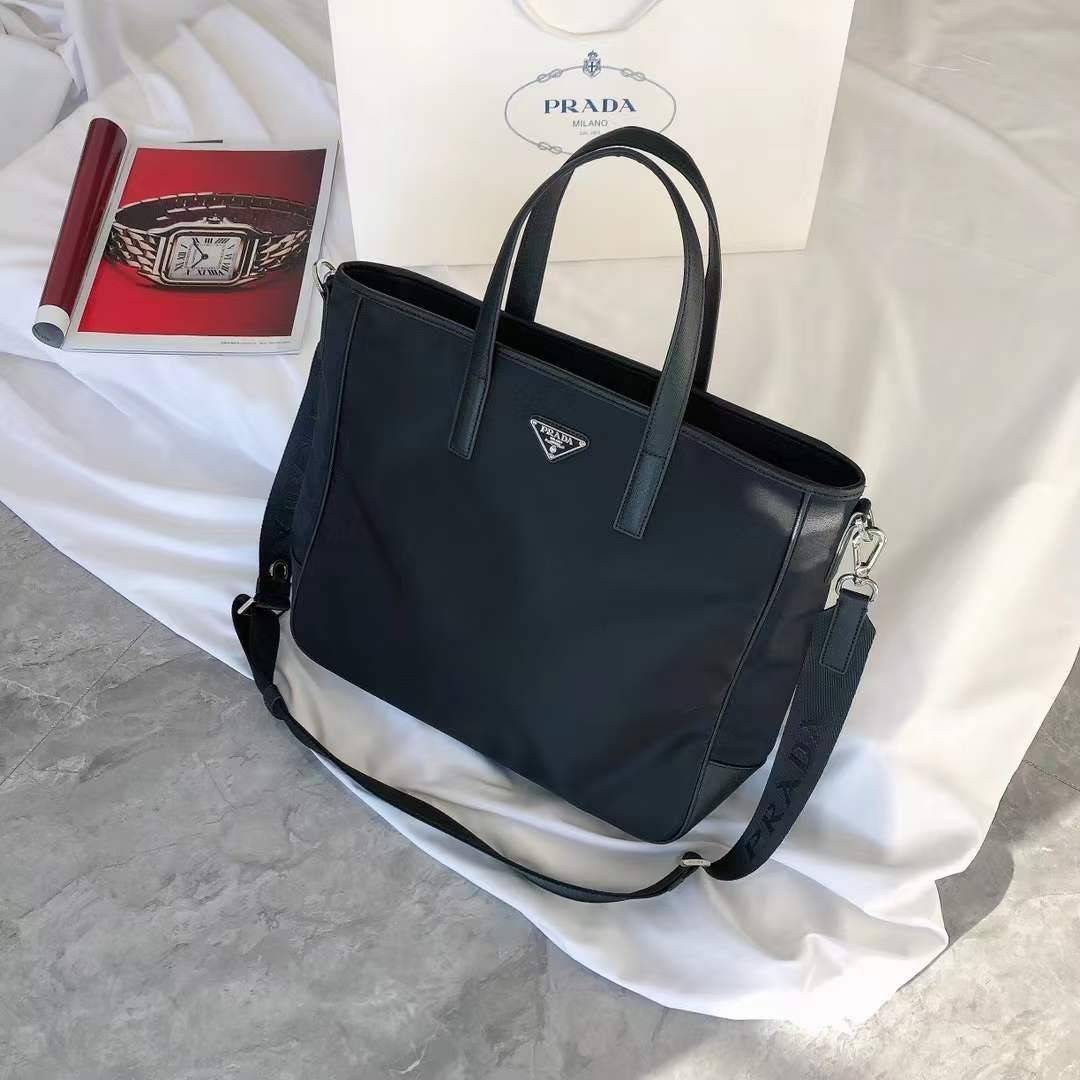 PRADA TOTE NYLON BAG งานใบใหญ่สำหรับคนชอบพกของเยอะมาแล้วค่า เป็นกระเป๋าผ้าไนล่อน ตั้งอยู่ทรงสวย หลงรักเลยคะ สะพายไหล่ได้ ถือก็สวยๆ ใช้แล้วสวยมากๆ