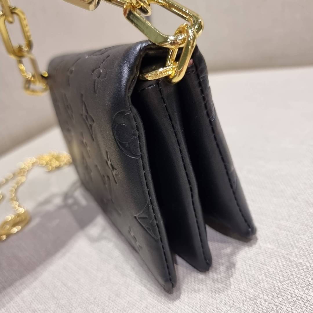 VIP 🥂 LV POCHETTE COUSSIN กระเป๋าสะพายกึ่งคลัชท์ ไซส์มินิ น่ารักมากๆ สุดหรูด้วยวัสดุหนังแกะปั๊มลายสวยคม ฟูนุ่ม สัมผัสดี มาพร้อมสายโซ่ใหญ่ในตัว ดูแพง!! และสายโซ่เล็กสะพายข้างได้กำลังสวย เปิด-ปิดด้วยกระดุมแม่เหล็ก ภานในเป็นช่องโล่ง แบ่งสัดส่วน ใส่ขอ
