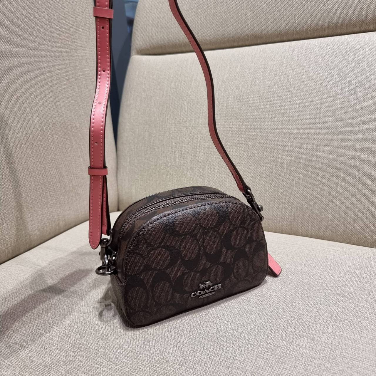COACH 2628 MINI SERENA CROSSBODY IN SIGNATURE CANVAS ใหม่ที่สุด!! พร้อมส่งทุกสีเด็ด!! ย่อส่วนกระเป๋าสะพายคอลเลคชั่นยอดฮิต มินิเซเรนา ที่รับรองว่าน้องน่ารักม้ากกก!! ขนาดเล็กกุ๊งกิ๊ง แต่ดีเทลยิ่งใหญ่ วัสดุหนังแคนวาสเคลือบลาย เปิด-ปิดด้วยซิป สะดวกใช้ ภายในเป