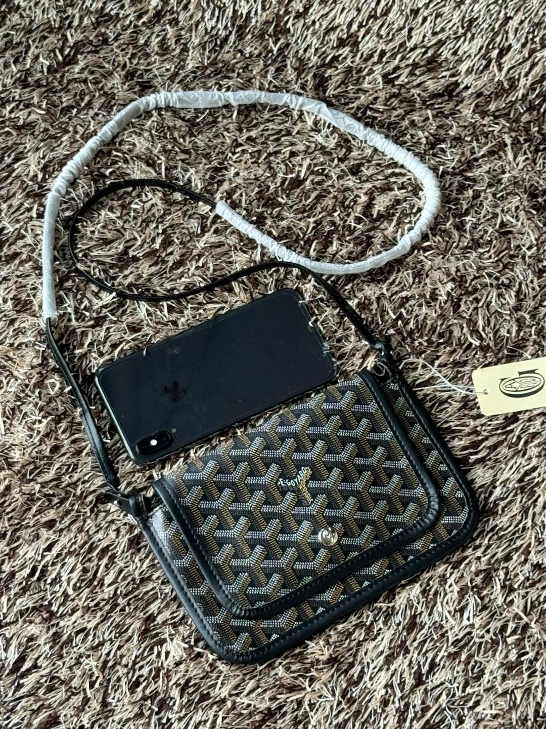 Goyard Plumet Rocket Wallet กระเป๋าสะพายใบเล็กกะทัดรัด ดีไซน์กระเป๋าสตางค์ มีช่องเพียงพอสำหรับใส่ธนบัตร เงินสด เอกสารต่าง ๆ