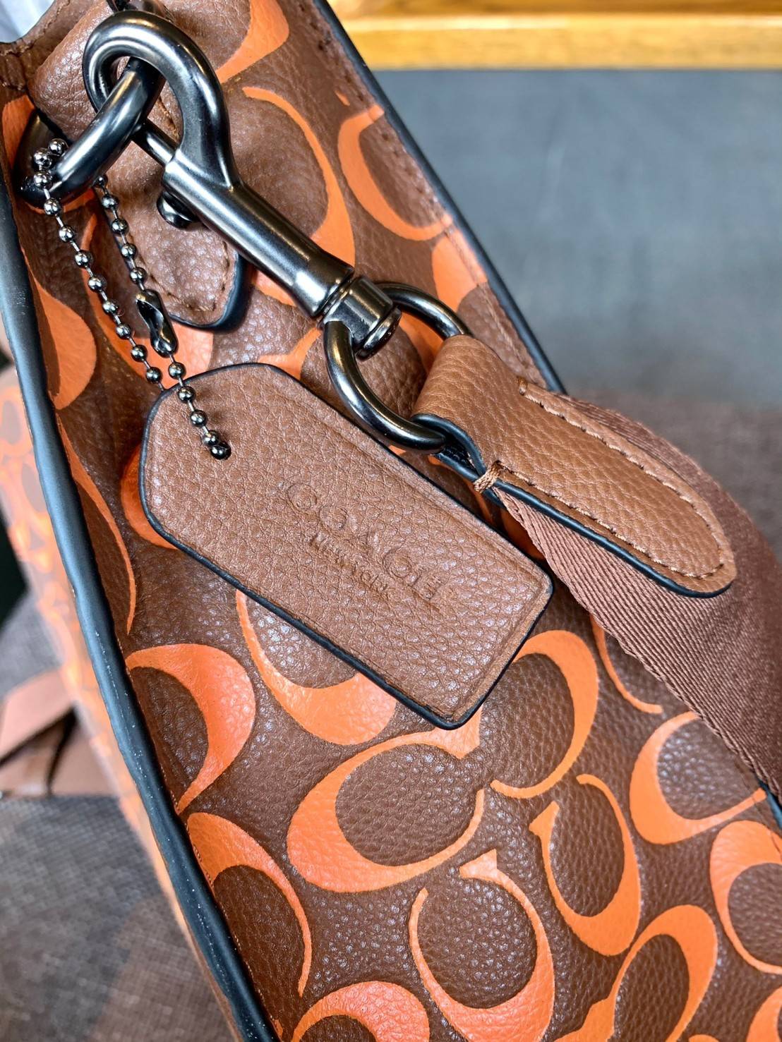 COACH COLORFUL GOTHAM TOTE SIGNATURE ((CA814)) รุ่นนี้ใช้ได้ทั้งผู้ชายและผู้หญิง ขนาดกลางๆกำลังสวยเลยค่ะ ใหม่ล่าสุด ก่อนใคร! กับกระเป๋าที่รังสรรค์สีออกมาได้สดใส เรียกได้ว่าจัดเต็มในเรื่องสีมีเดียวค่ะ หนังแท้ ลายหนังสวย บวกกับโลโก้แบรนด์ทั้งใบที่ลงลายสีได้