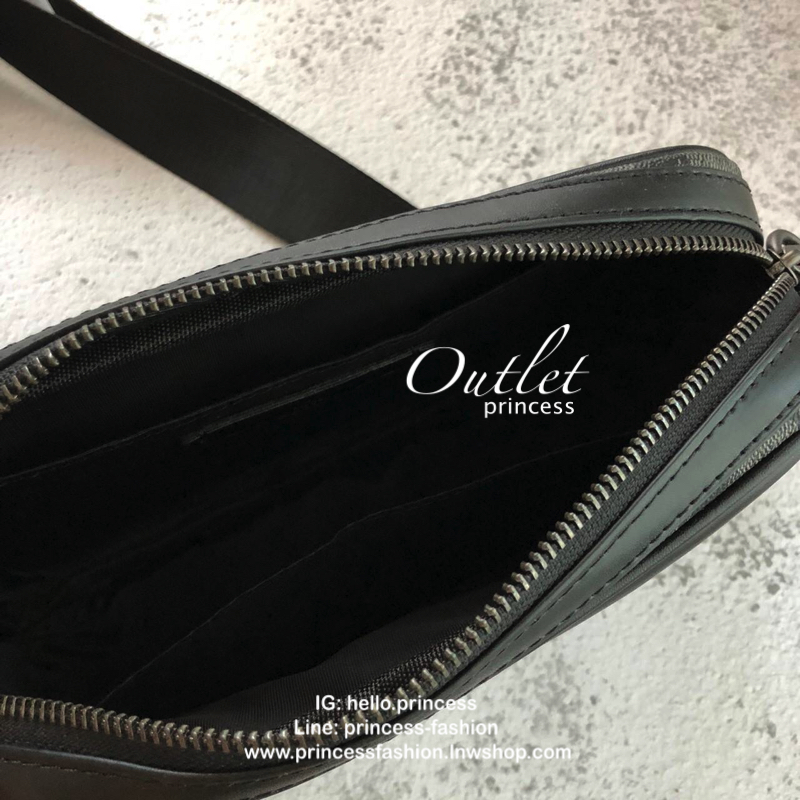 กระเป๋าสะพาย COACH ด้านหน้ามีช่องซิปใส่ของ 1 ช่อง ด้านบนเปิด - ปิดกระเป๋าด้วยซิป ด้านในโล่ง มีช่องใส่ของ 2 ช่อง ด้านหลังเปิด - ปิดด้วยกระดุมแม่เหล็ก มีช่อง 1 ช่อง สายสะพาย สามารถถอดและปรับได้ Free Size ค่ะ