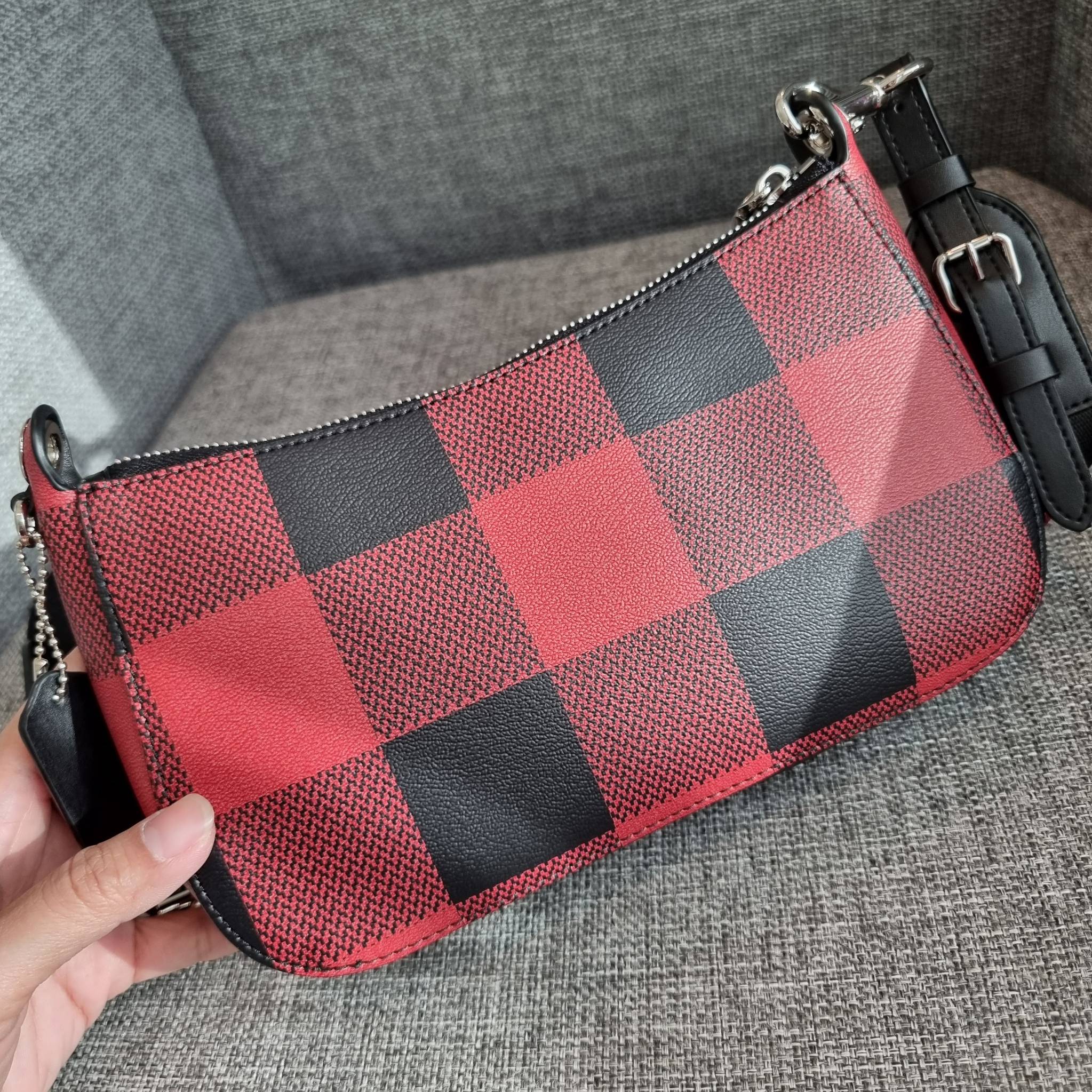 OUTLET 】COACH C6818 JES BAGUETTE WITH BUFFALO PLAID PRINT คอลเลคชั่นใหม่ล่าสุด พร้อมเสิร์ฟความสวยถึงบ้านเช่นเคย!! กระเป๋าสะพายทรงบาแกตต์ ดีไซน์ย้อนยุค ที่แอบแฝงความเรียบหรูดูแพงอยู่ในตัว โดดเด่นด้วยสายสะพายเส้นใหญ่ โทนสีคอนทราส ทำให้ไอเท็มนี้ดูมีลูกเล่นมา