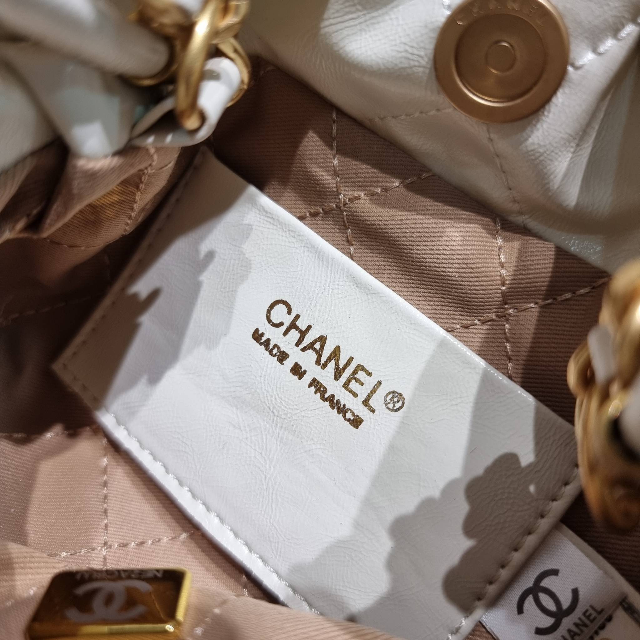 Chanel 22 mini bag / CHANEL 22 MINI HANDBAG พร้อมส่ง 4 สี กระเป๋าสะพาย ดีไซน์เรียบหรู โดดเด่นจากสายสะพายโซ่สีทอง และเหรียญโลโก้ ใช้ได้ง่ายๆไปเลยทุกโอกาส
