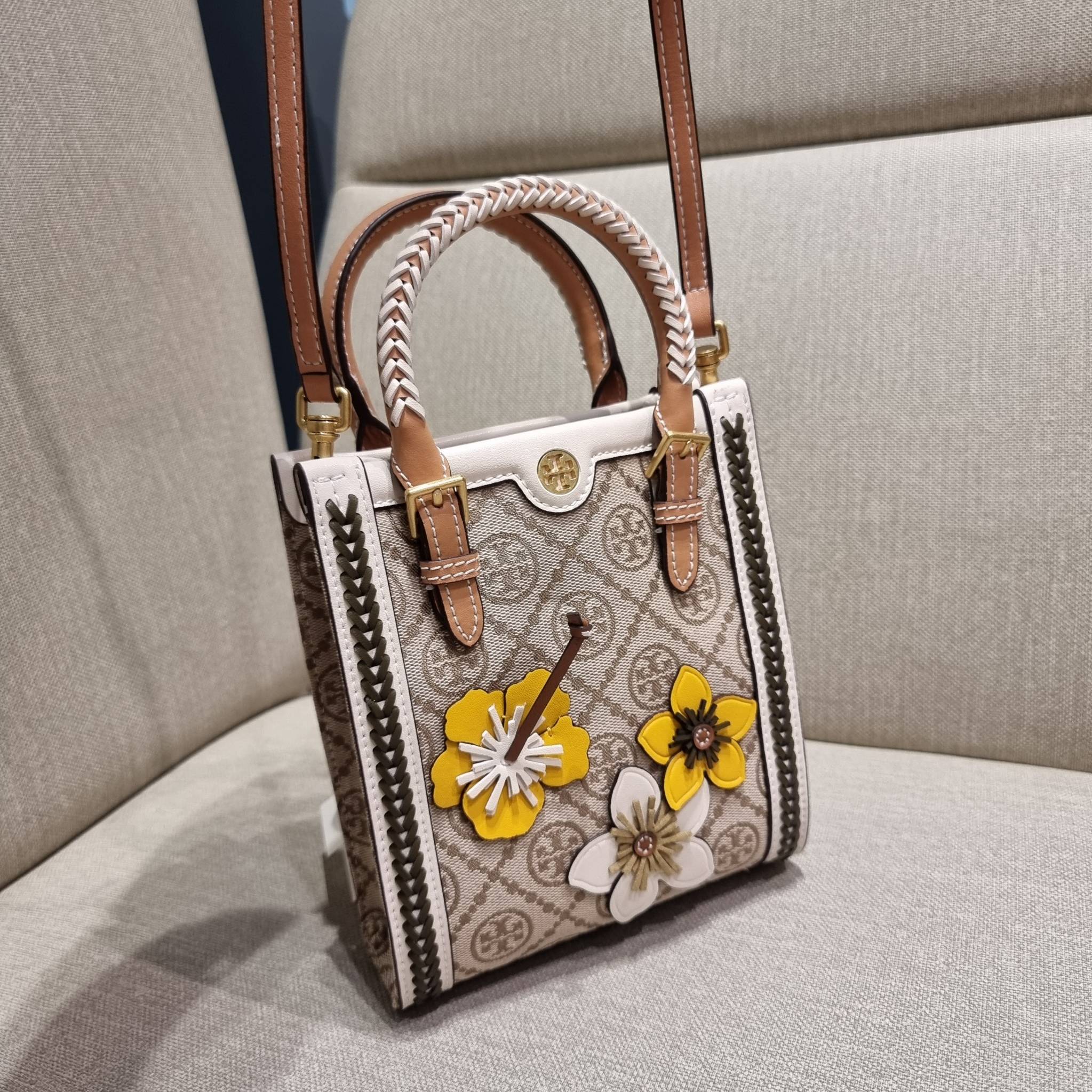 TORY BURCH T MONOGRAM BRAIDED MINI TOTE คอลเลคชั่นใหม่ พร้อมเสิร์ฟความสวยให้ถึงบ้าน!! รอบนี้จัดกระเป๋าทรงโท้ท ไซส์มินิมาให้สาวๆโดยเฉพาะ ดีไซน์ใหม่ล่าสุด สไตล์งานคราฟ มีลูกเล่นประดับดอกไม้กับตัวกระเป๋า วัสดุผ้า jacquard ตัดสลับหนังแท้ หูจับและขอบกระเป๋าตกแ