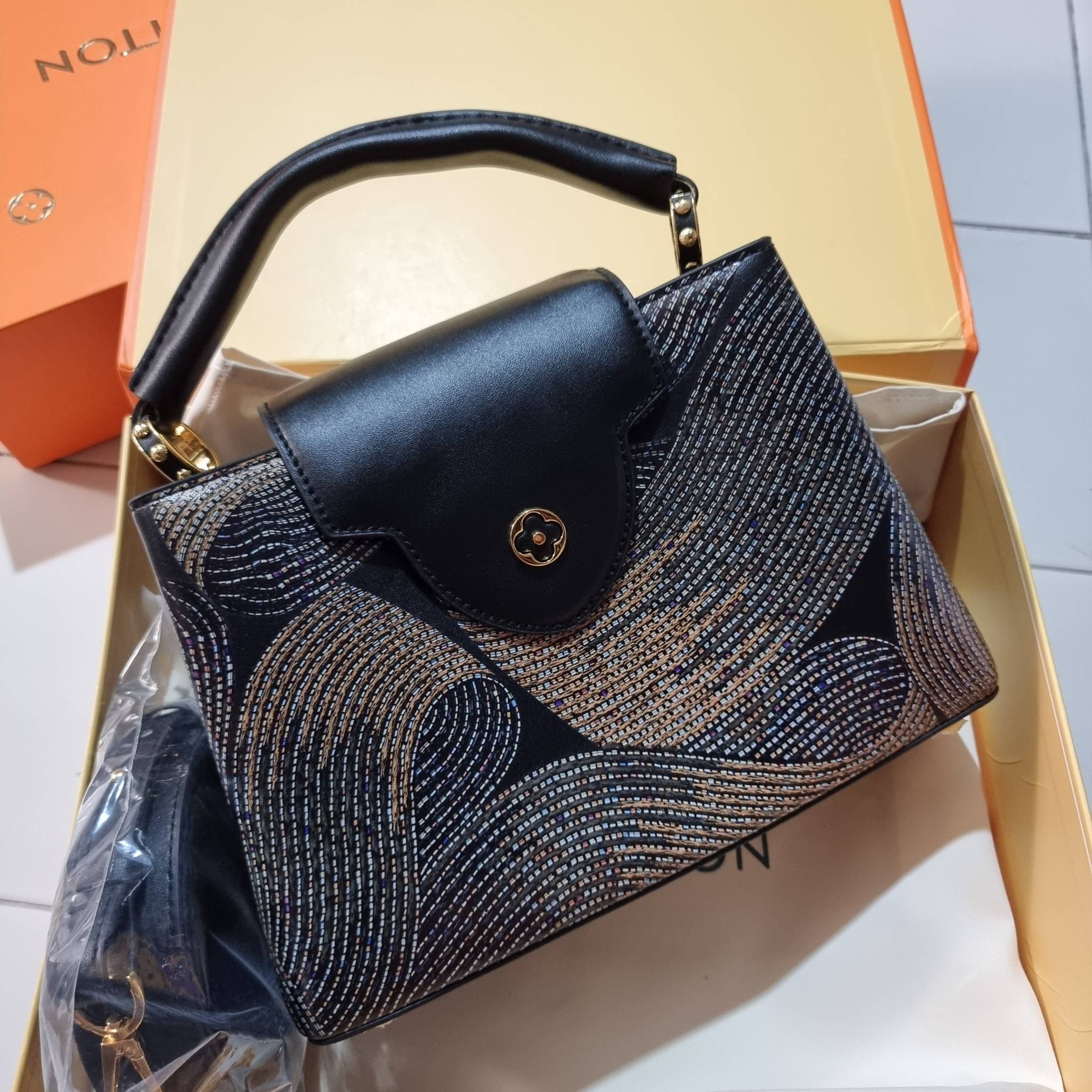 LV capucines top handle วีไอพีพรีเมี่ยมกิ๊ฟจากเคาน์เตอร์ ที่สุดของความสวยในราคาเบาๆ กระเป๋าถือสุดหรู ดีไซน์ทรงคลาสสิค พร้อมลวดลายหรูหรา มาพร้อมหูจับในตัว ด้วยรูปทรงวินเทจและวัสดุหนังแท้ ขับผิว ทำให้ไอเท็มนี้สะกดทุกสายตาจริงๆ และยังมีลูกเล่นที่ฝาปิดกระเป๋า