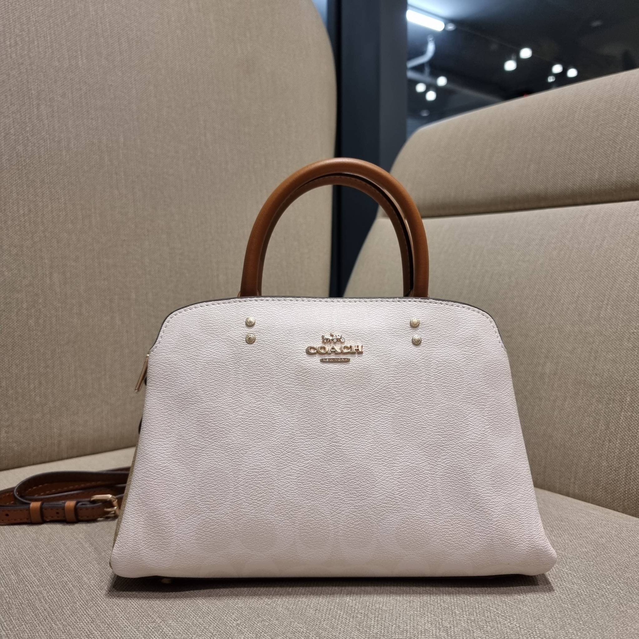 COACH C627 MINI LILLIE CARRYALL IN BLOCKED SIGNATURE CANVAS สีใหม่ล่าสุด กับรุ่นที่สุดของความขายดี คอลยอดฮิตโทนสีลูกคุณ!! กระเป๋าสะพายทรงสวย ที่ดีไซน์ออกมาให้ใช้งานง่าย สะดวก สวย หรู ดูดี!! วัสดุหนังแคนวาสเคลือบลาย มาพร้อมสายสะพายข้างและหูจับในตัว ถอดออกถ