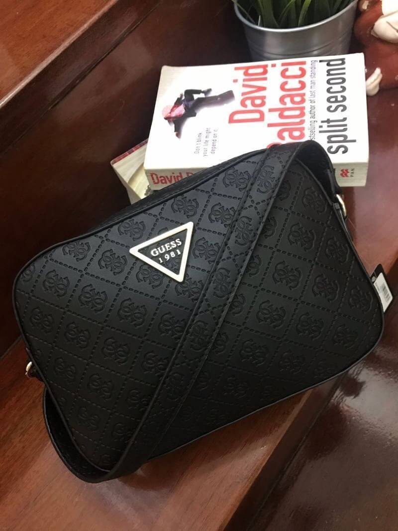 New Arrival!! Guess Women's Black Kamryn Top Zip Cross Body Bag กระเป๋าสะพายไหล่ ขนาดกำลังดี มีดีเทลที่มีโลโก้หนังปั้มจมรอบใบรวมถึงตัวสายและหัวซิป ตรงกลางติดสัญลักษณ์แบรนด์ เปิดใช้งานด้วยซิปเดียวด้านบน ภายในใส่กระเป๋าสตางค์ยาวได้ มีช่องเสียบการด์และช