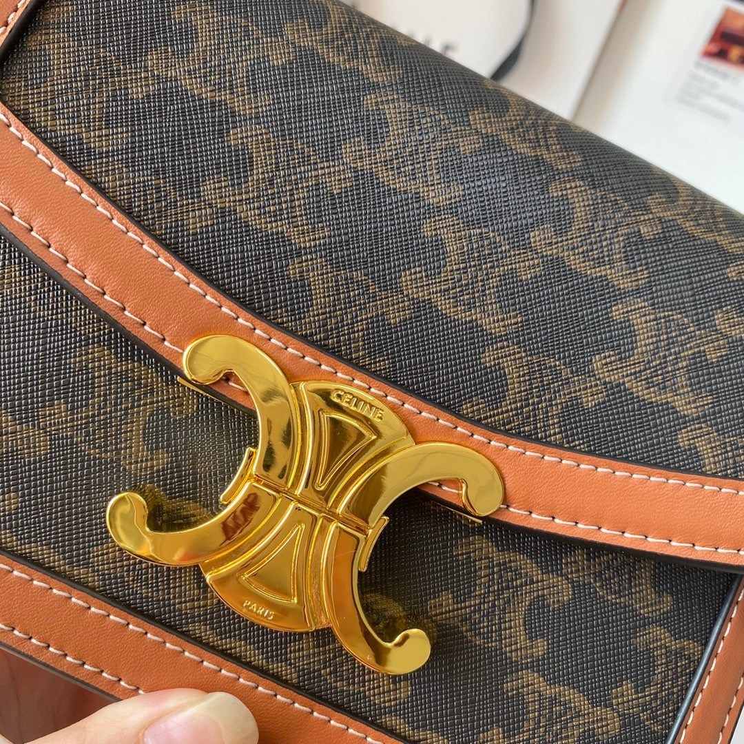 พร้อมส่งรุ่นขายดี!! CELINE CROSSBODY VIP GIFT WITH PURCHASE GWP กระเป๋าพรีเมี่ยมกิ๊ฟ Limited จาก PARFUME DUTYFREE COUNTER สวยอยู่ทรงเปิดปิดด้วยตัวล้อคด้านหน้า ภายในมีช่องใส่ของหลัก พร้อมช่องซิป ใส่กระเป๋าสตางค์กลาง + มือถือได้ ทรงนี้กำลังมาแรงมาก แมชต์ลุค