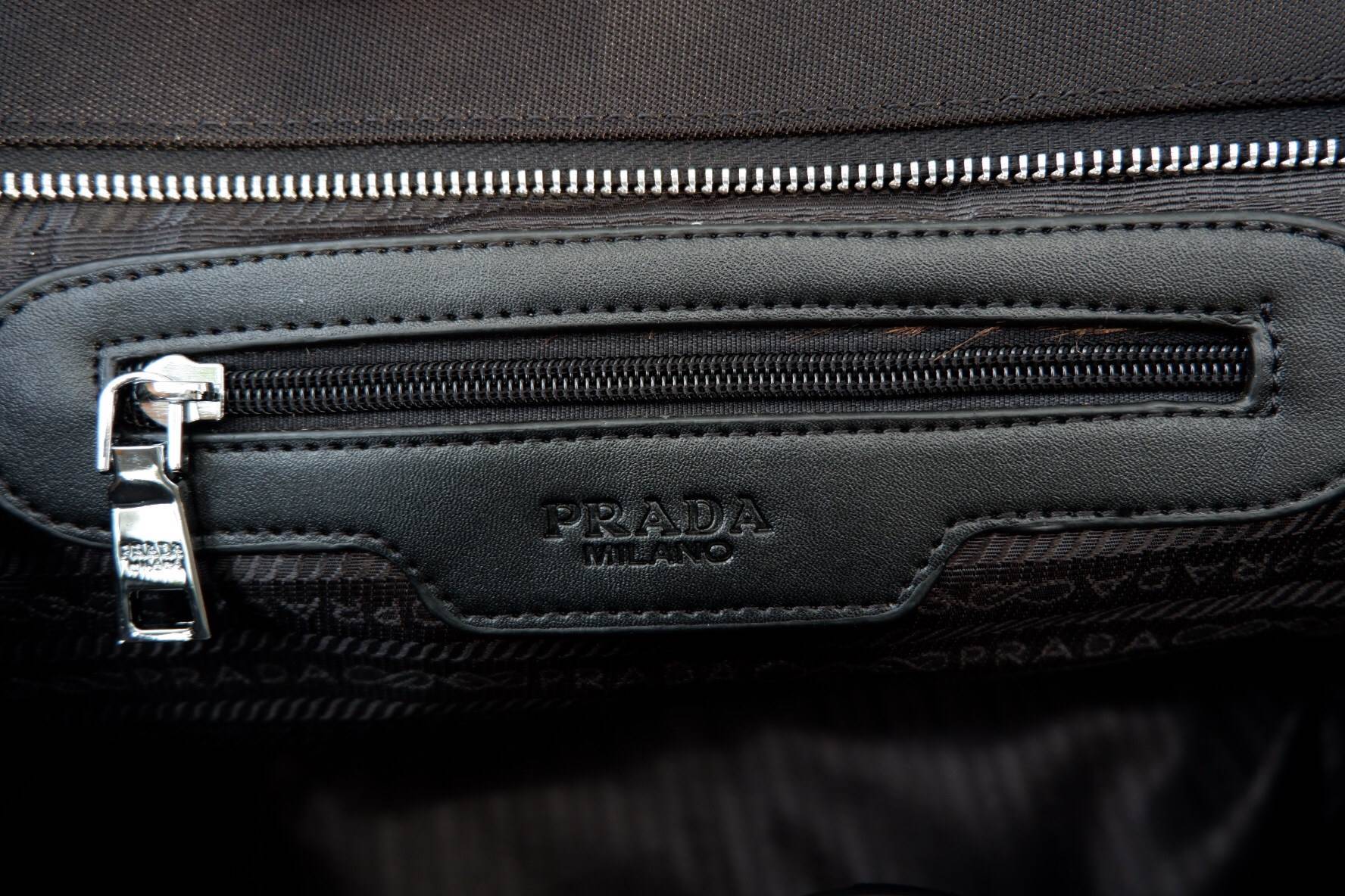 คุ้มจุใจสาวๆค้า 👏👏 ใบนี้ Must Have item! กระเป๋าสะพายทรง TOTE ใบใหญ่ จากพรีเมี่ยมกิ้ฟท์เคาเตอร์แบรนด์ PRADA อะไหล่เงินทั้งใบ เปิดปิดด้วยซิป สะพายไหล่ได้ ไม่ติด จุคุ้มมากสุดๆค่ะ ใส่เสื้อผ้า 1-2 วันได้สบาย ด้านข้างสามารถปรับได้สองทรงตามสไตล์