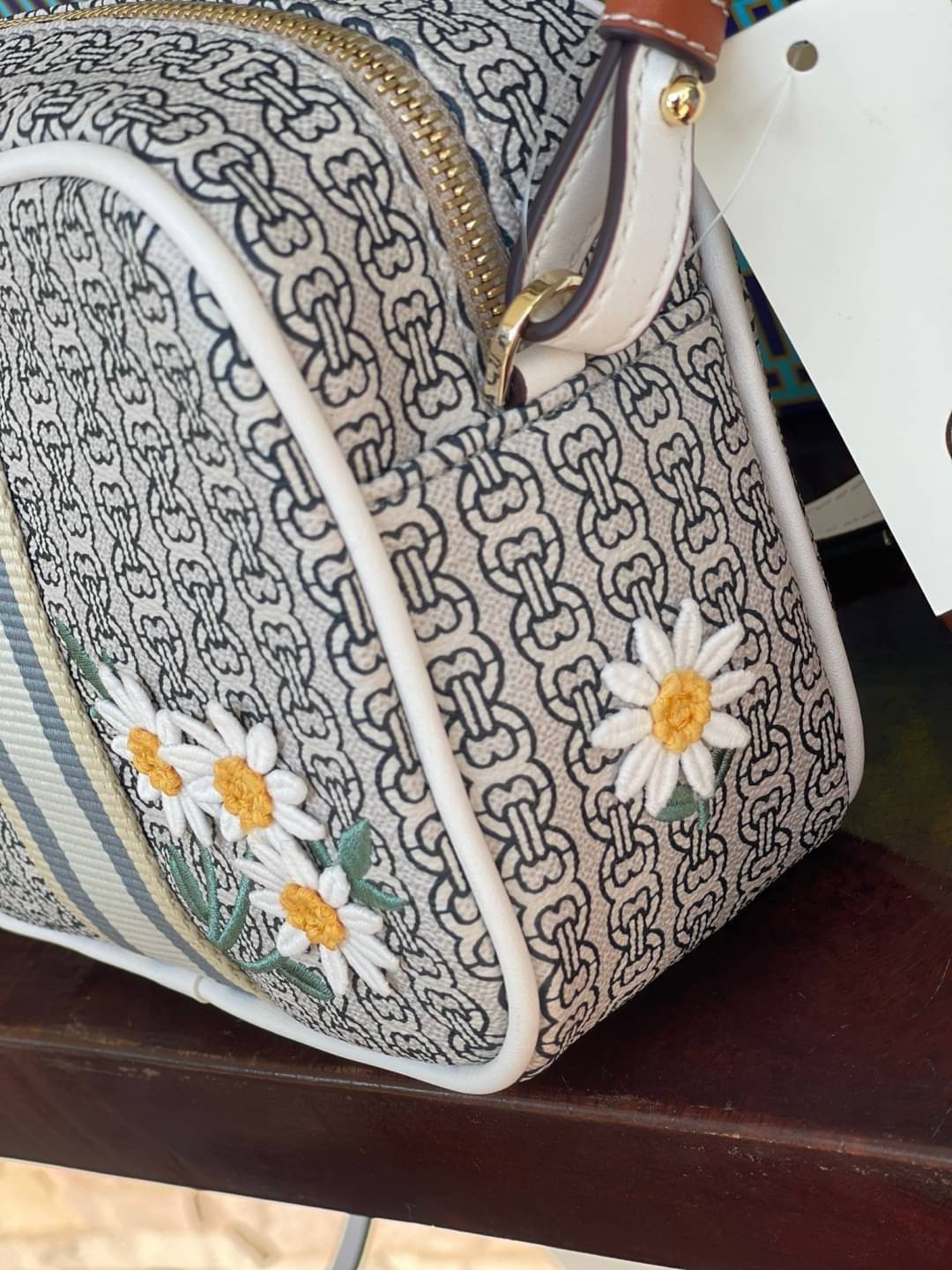Tory burch Gemini Link Canvas Applique Mini Bag Crossbody Daisy Stripe กระเป๋าสุดปังจากทอรี่ เบริช์(Tory Burch) อย่างเจมิไนลิงค์ ในทรงcrossbody bag มีเอกลักษณ์โดดเด่นที่ลายทางตรงกลาง มีการพิมพ์แพทเทิรน์โซ่แบบเรียบหรู เพิ่มความน่ารักจากดอกเดรซี่ที่ถูกจัดวา